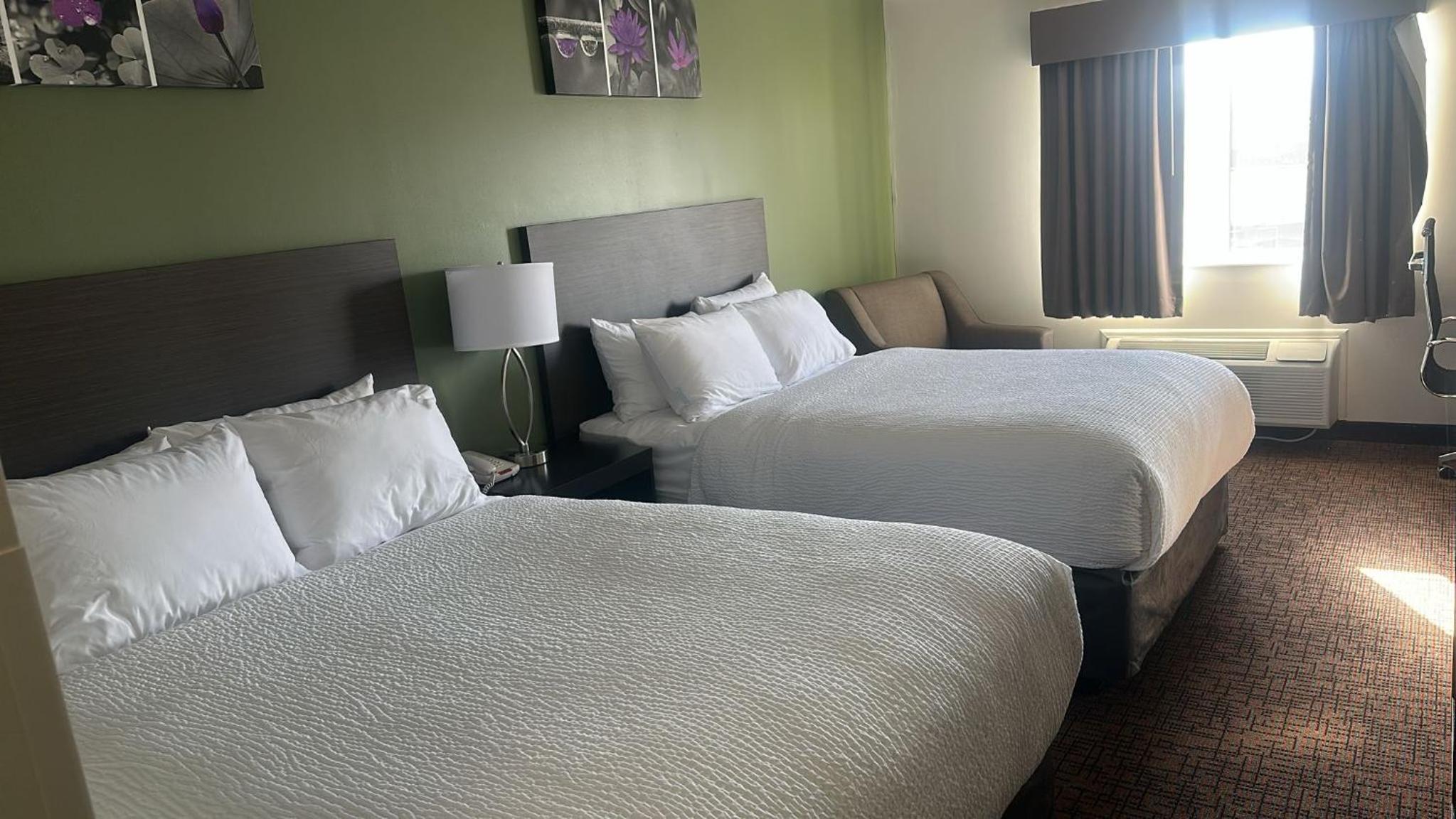 Superior Queen Room with Two Queen Beds - Non-Smoking - Photo 4
