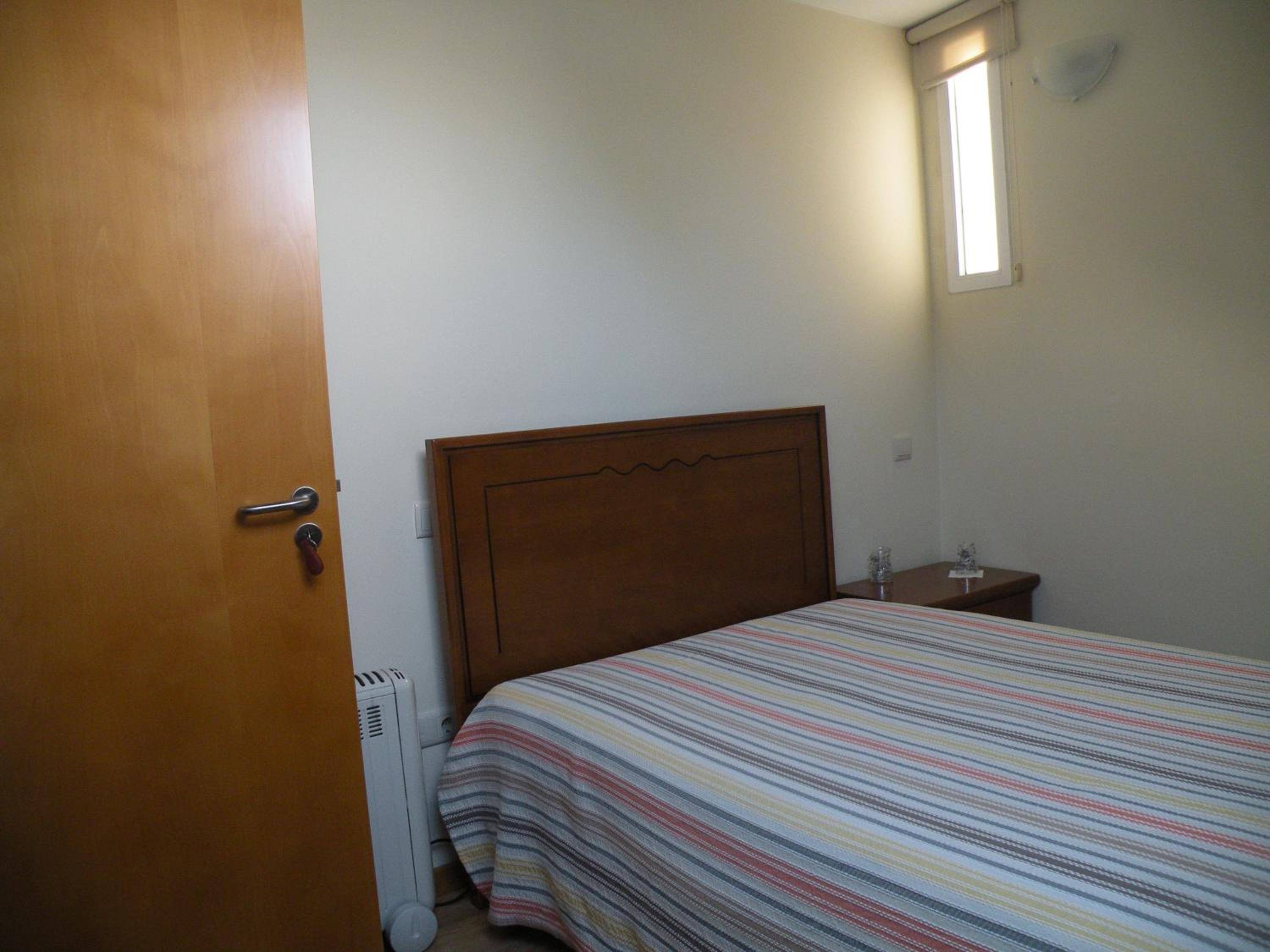 Basic Single Room with Shared Bathroom photo 2