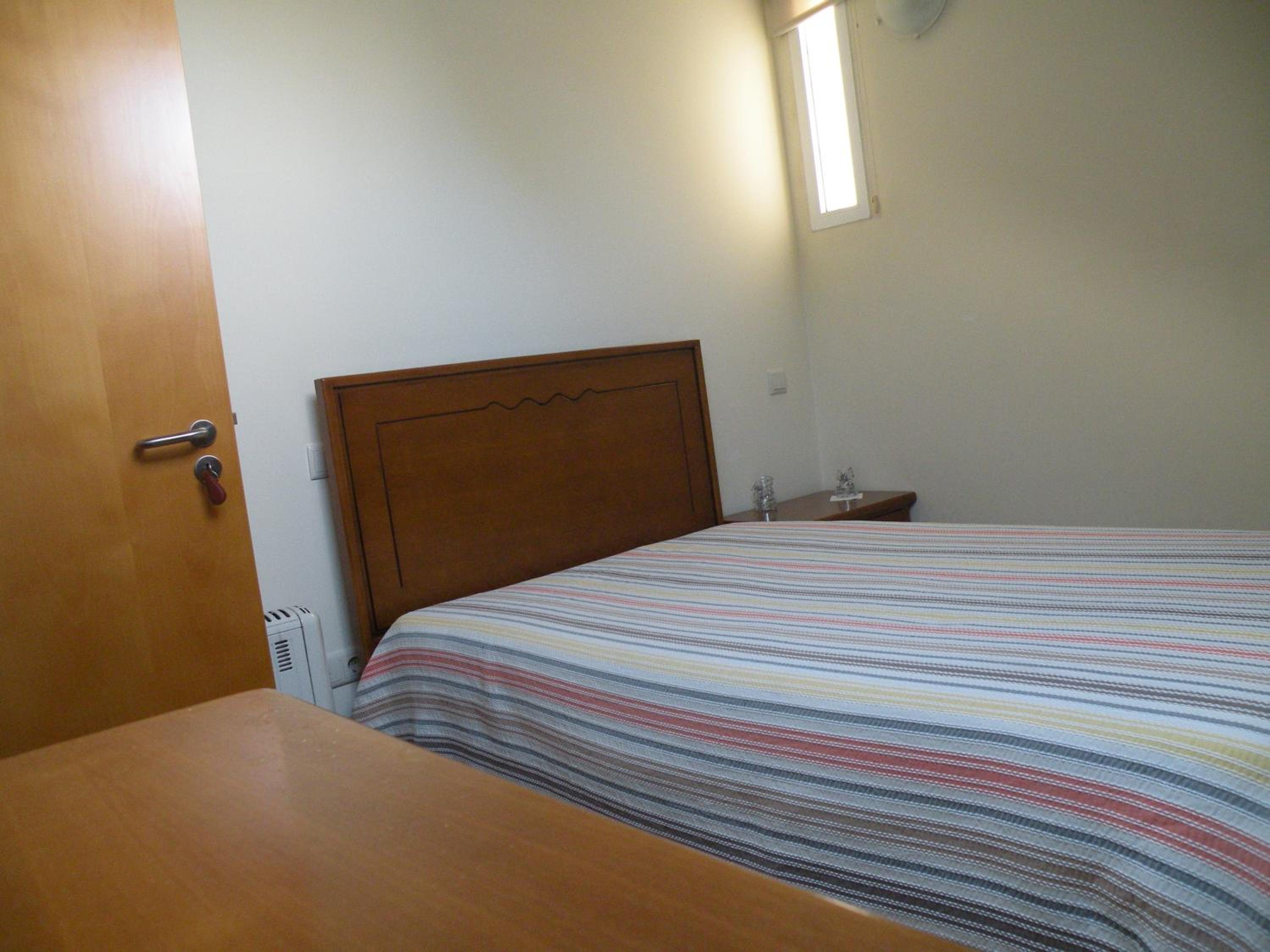 Basic Single Room with Shared Bathroom photo 3