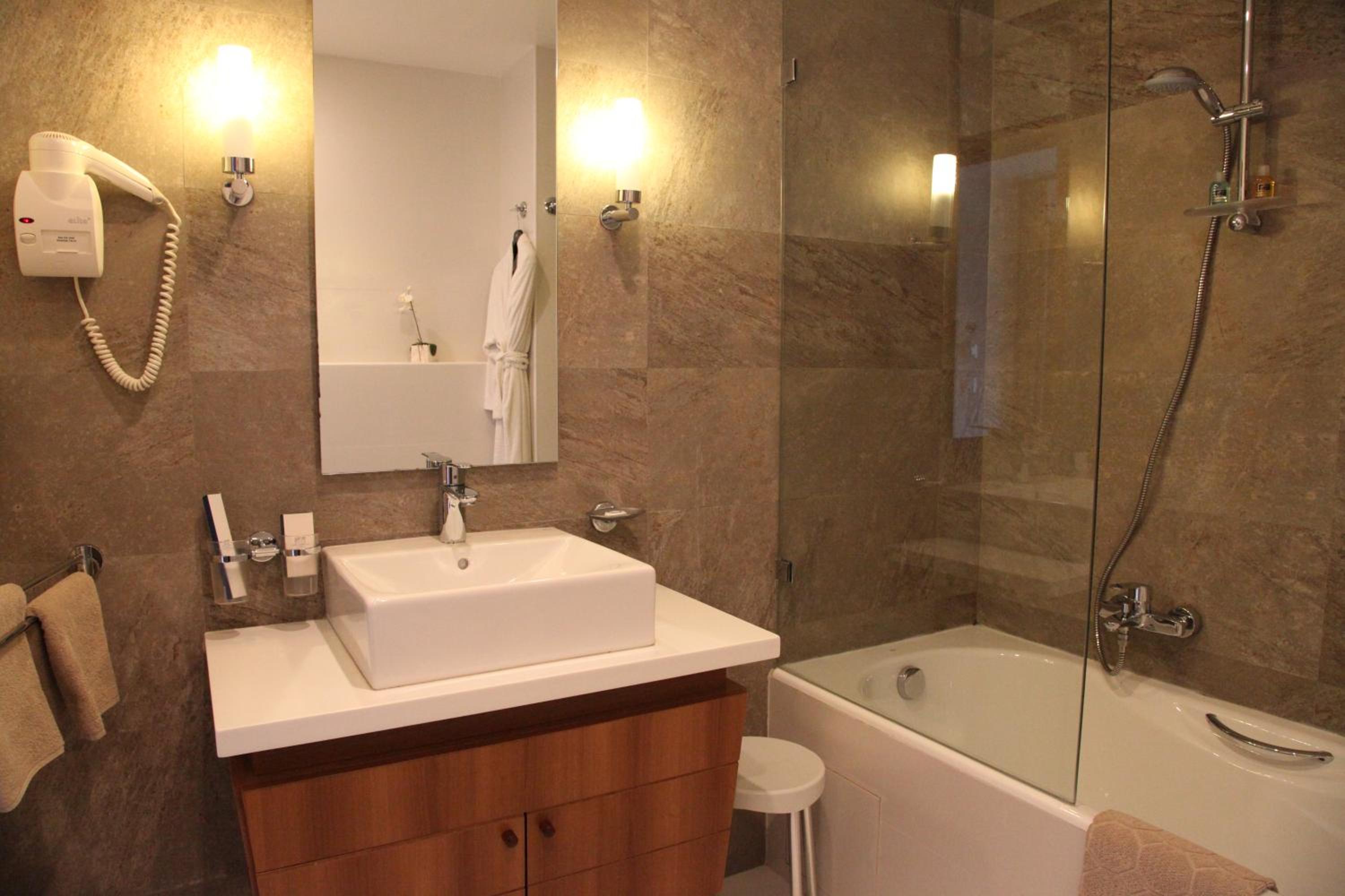 Superior Double Room thumbnail 6