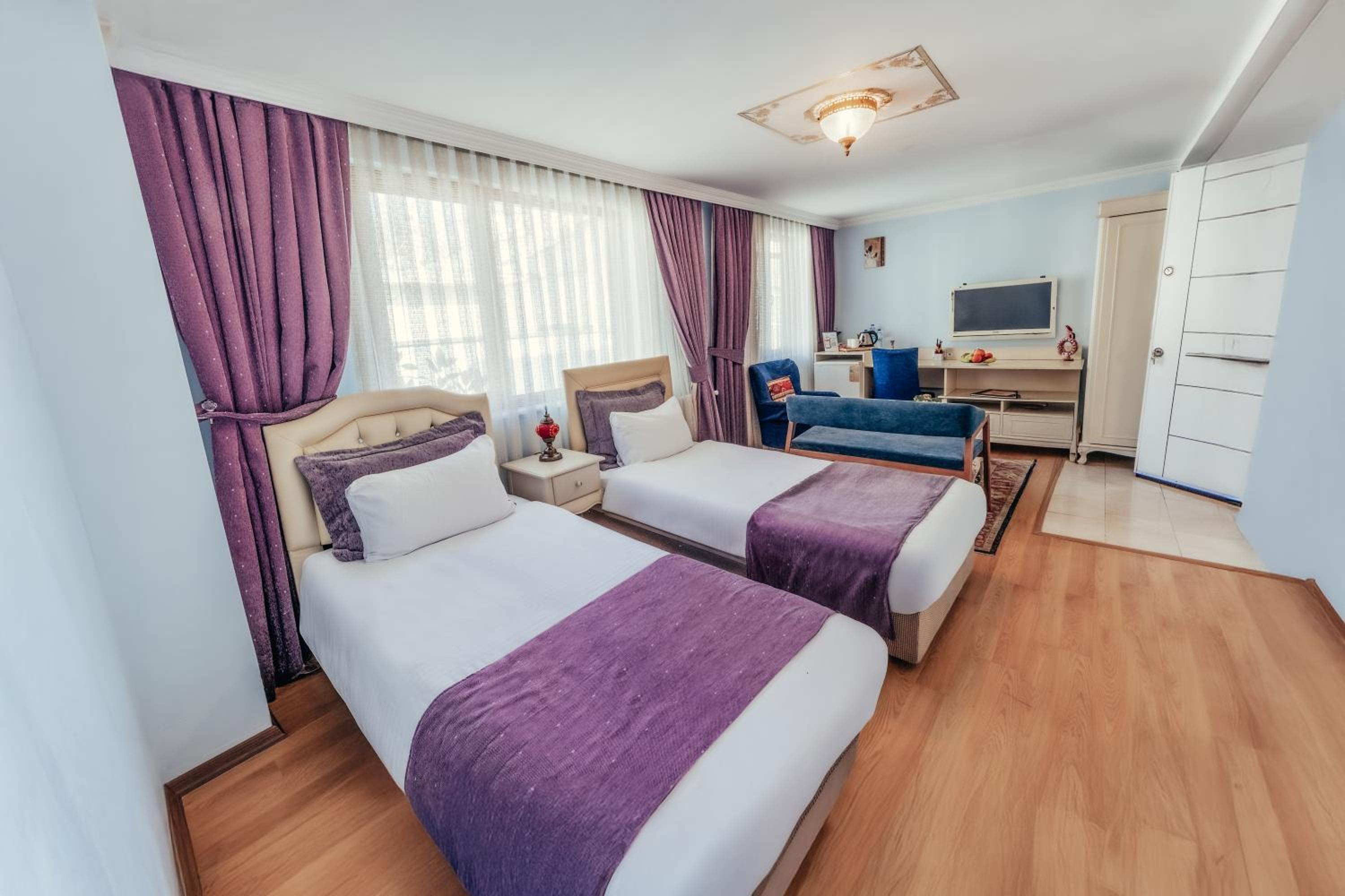 Deluxe Suite with City View photo 2
