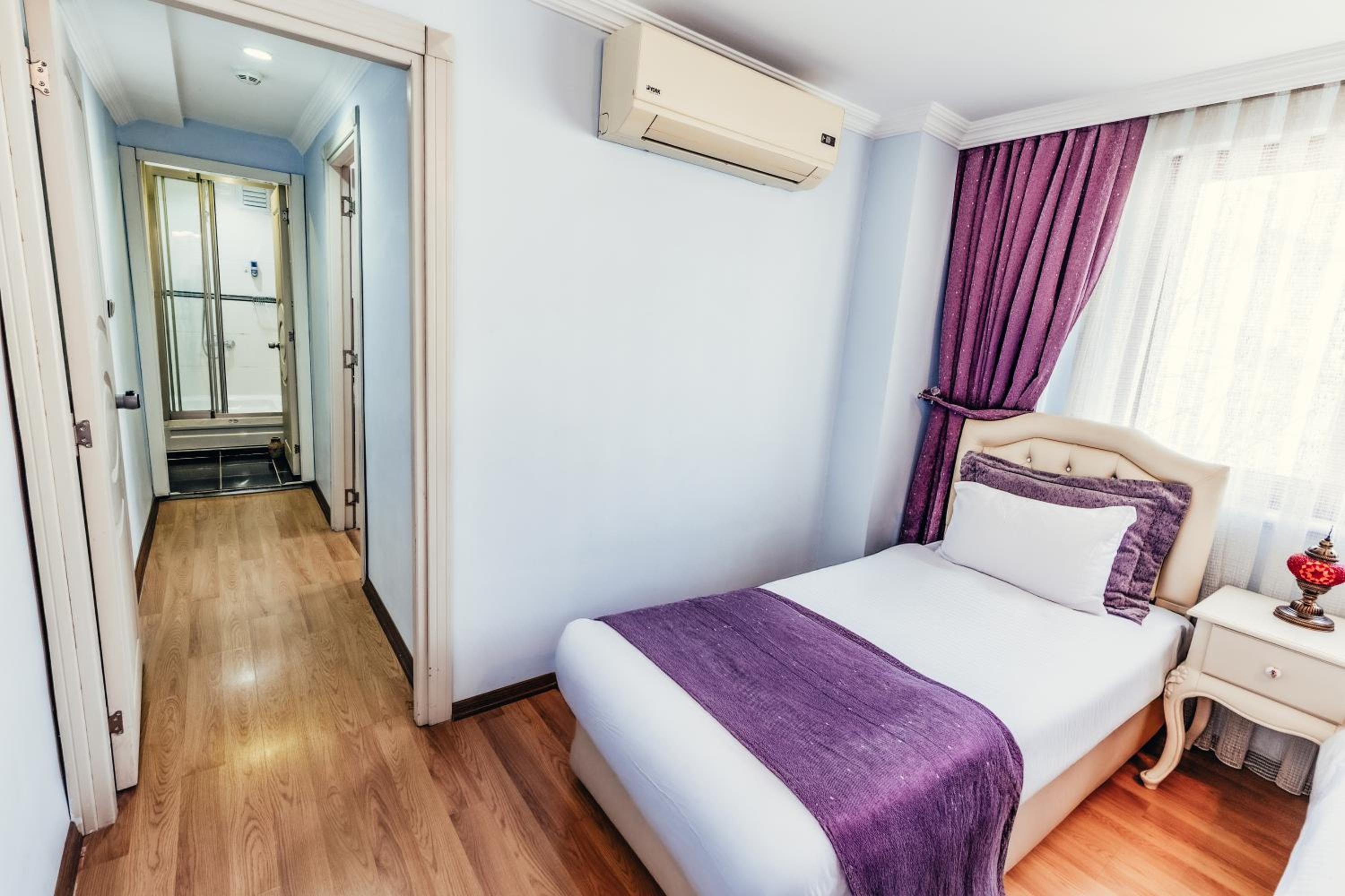 Deluxe Suite with City View photo 3