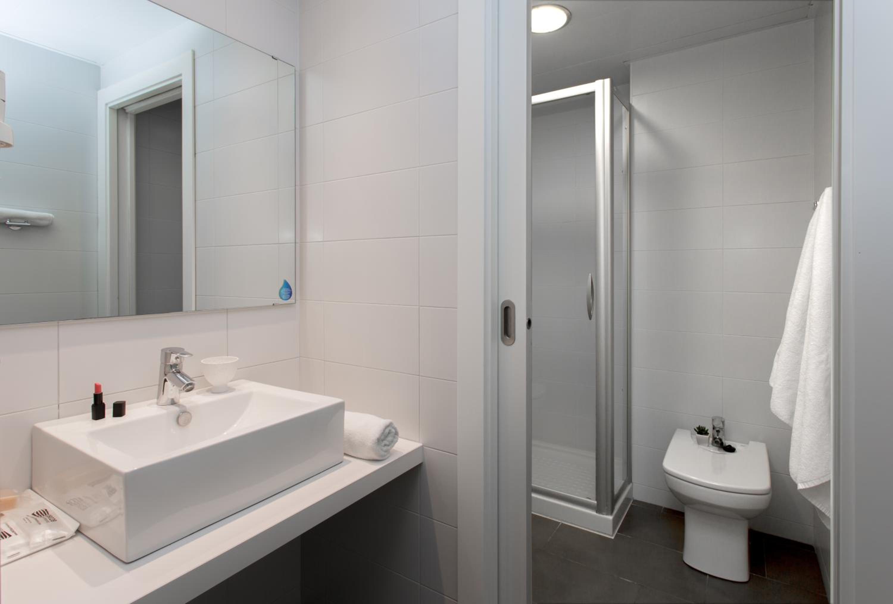 Two-Bedroom Apartment with Balcony City Views (2-4 Adults) photo 2