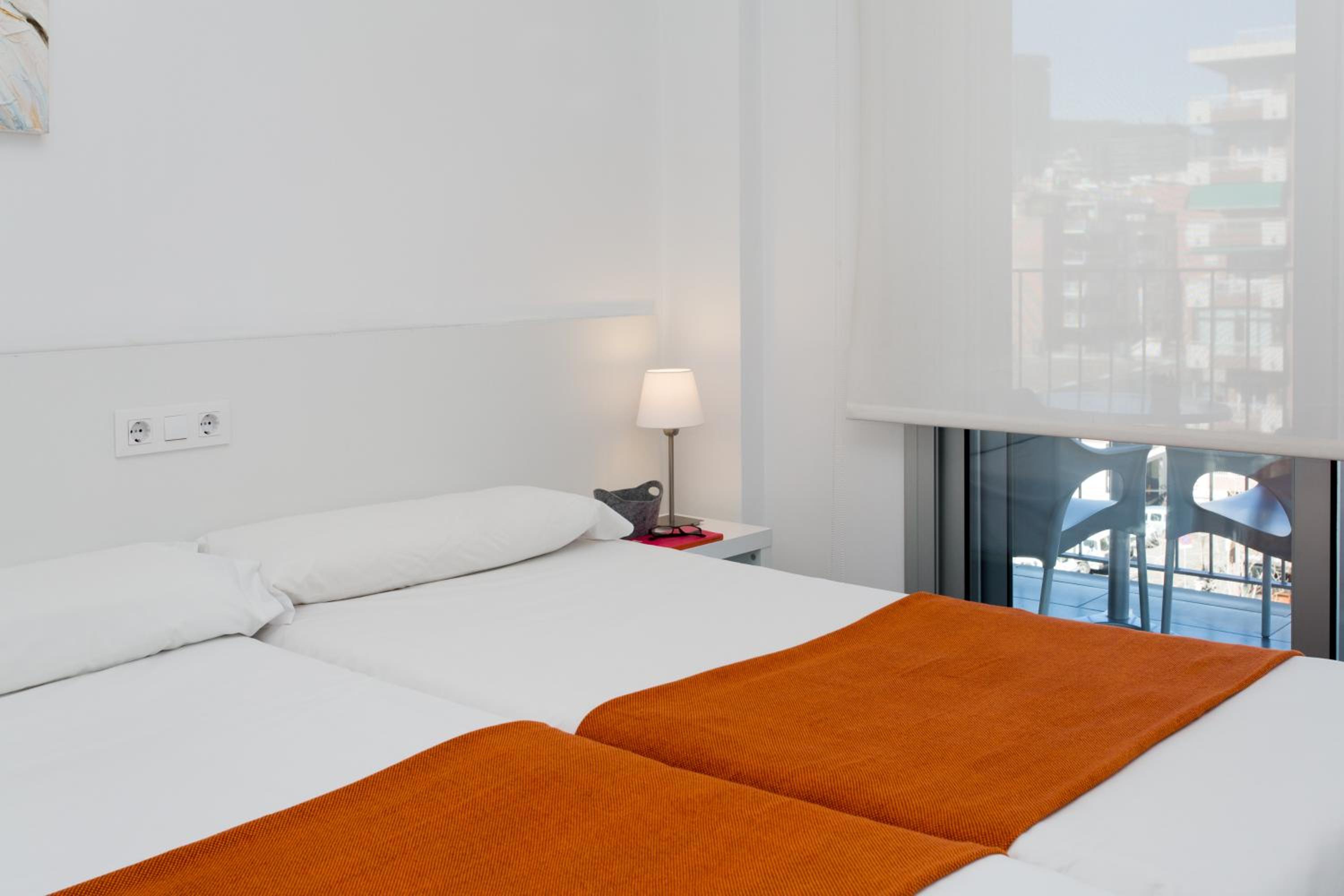 Apartamento de dos habitaciones con balcón y vistas a la ciudad (2-4 adultos)