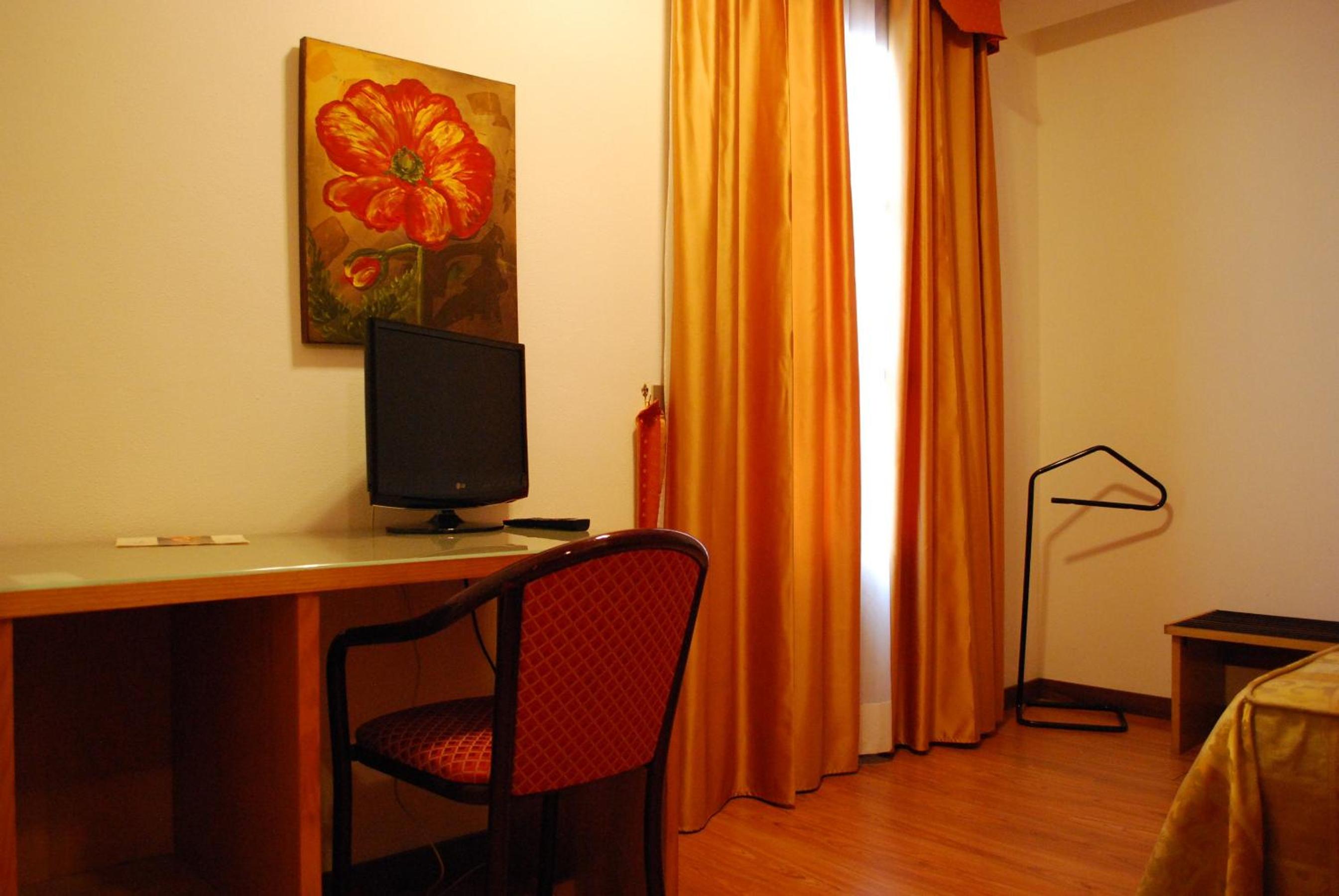 Economy Quadruple Room - Photo 2