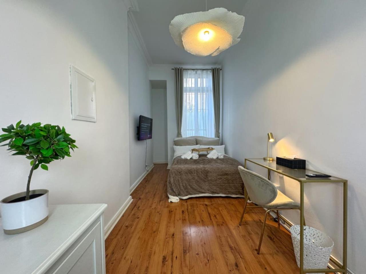 Queen Room with Shared Bathroom photo 1