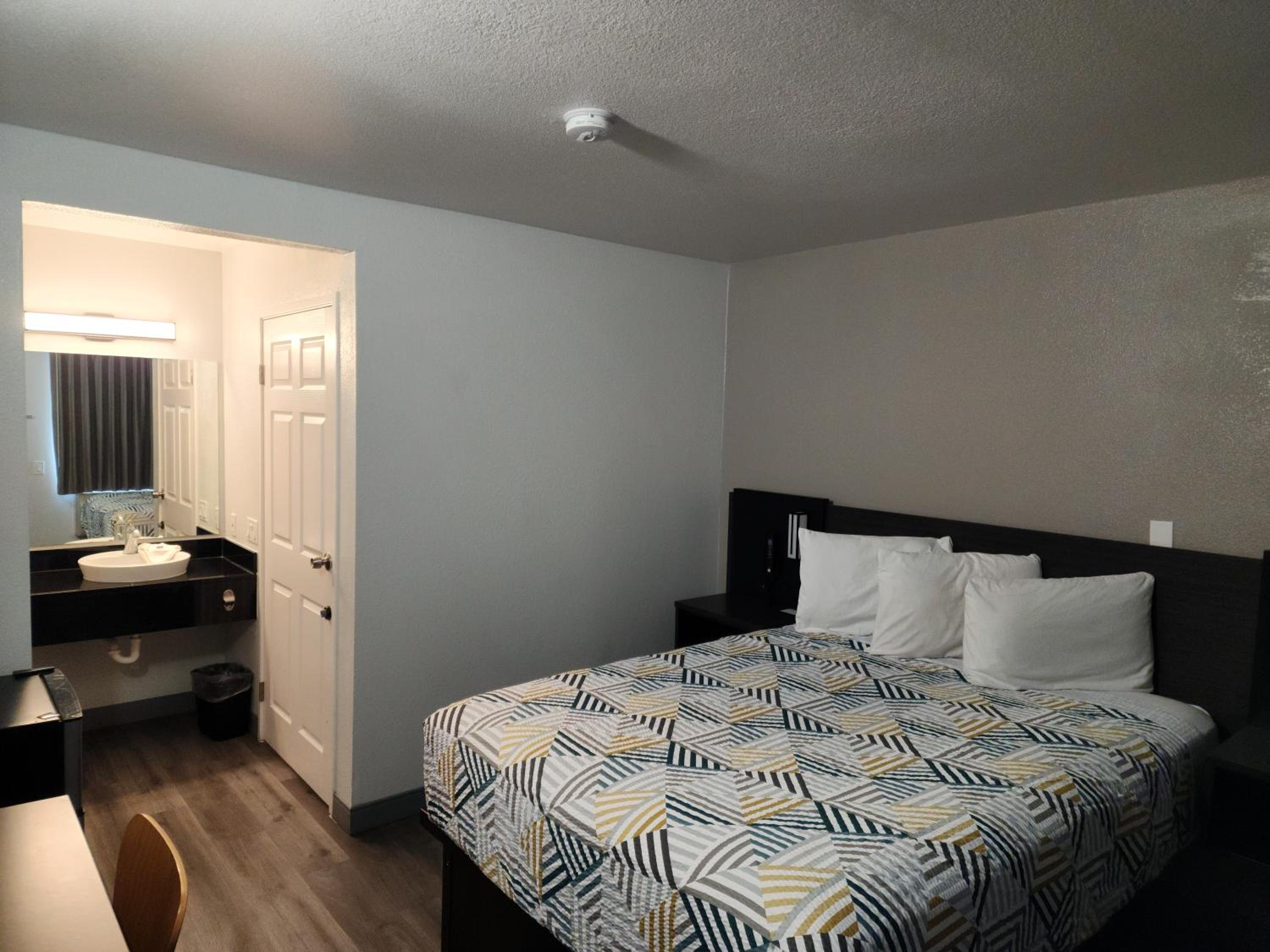 Deluxe Queen Room