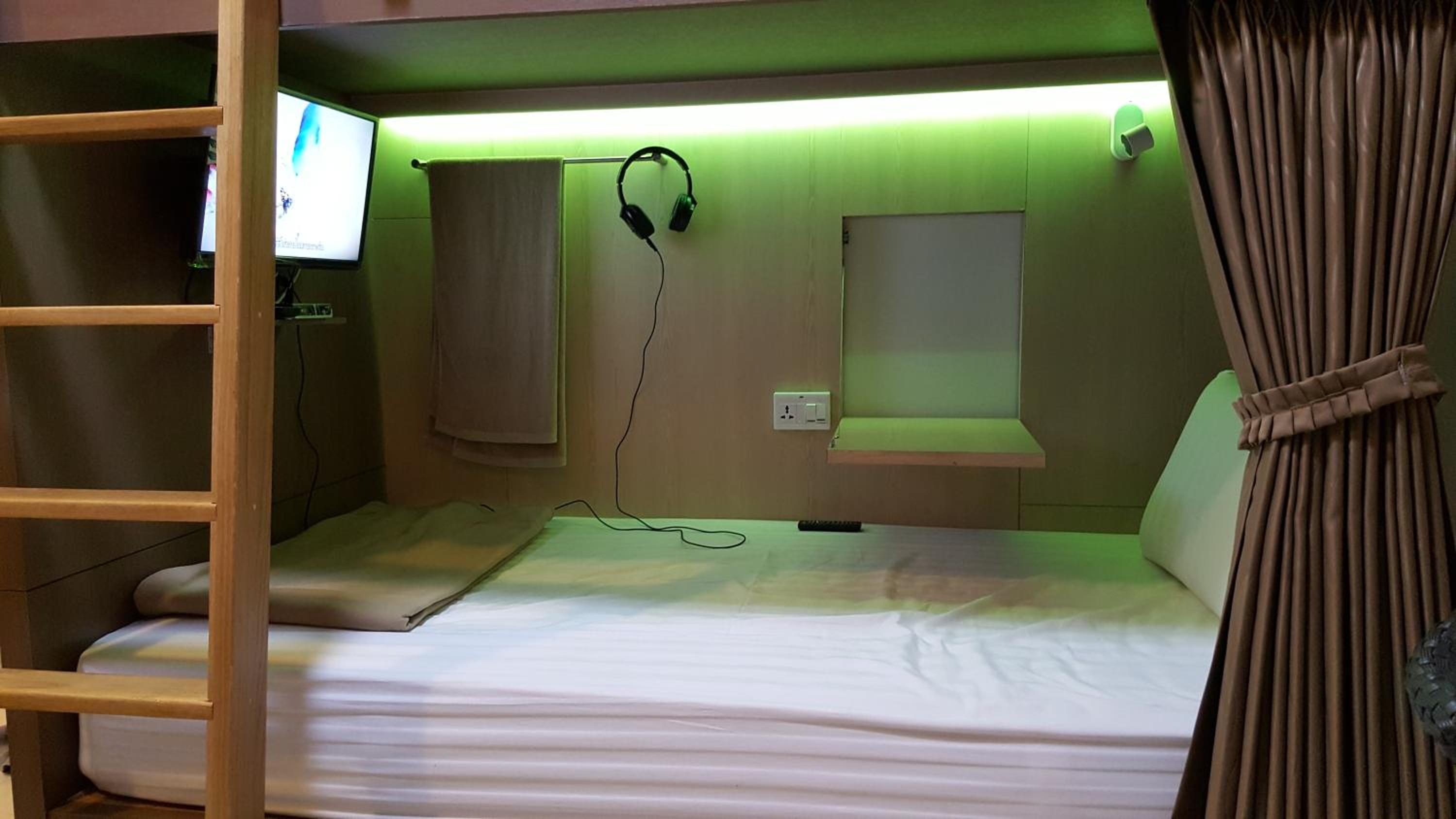 Quadruple Room with Private Bathroom photo 3