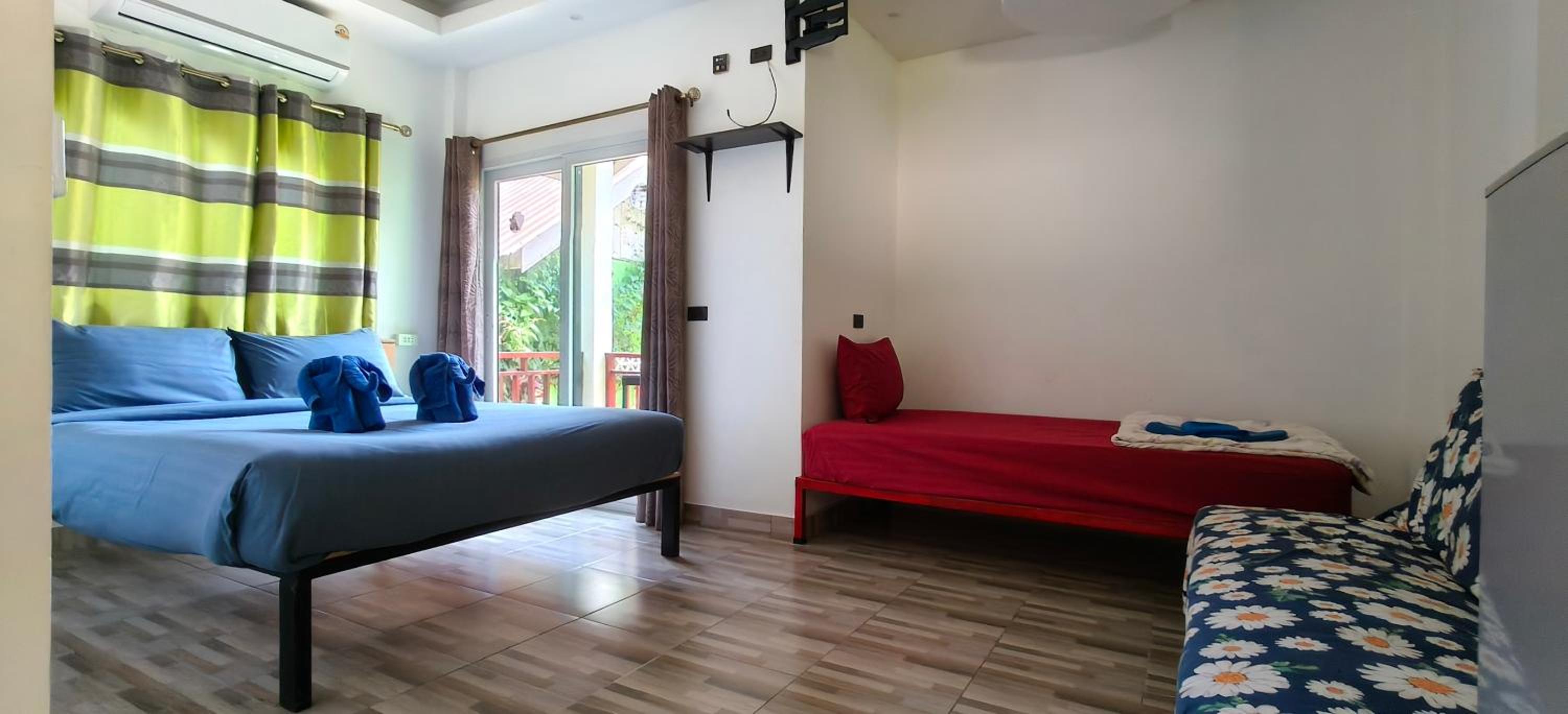 Family Room with Garden View - Photo 12