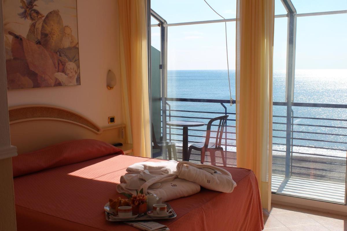 Double Room with Terrace and Sea View   photo 2