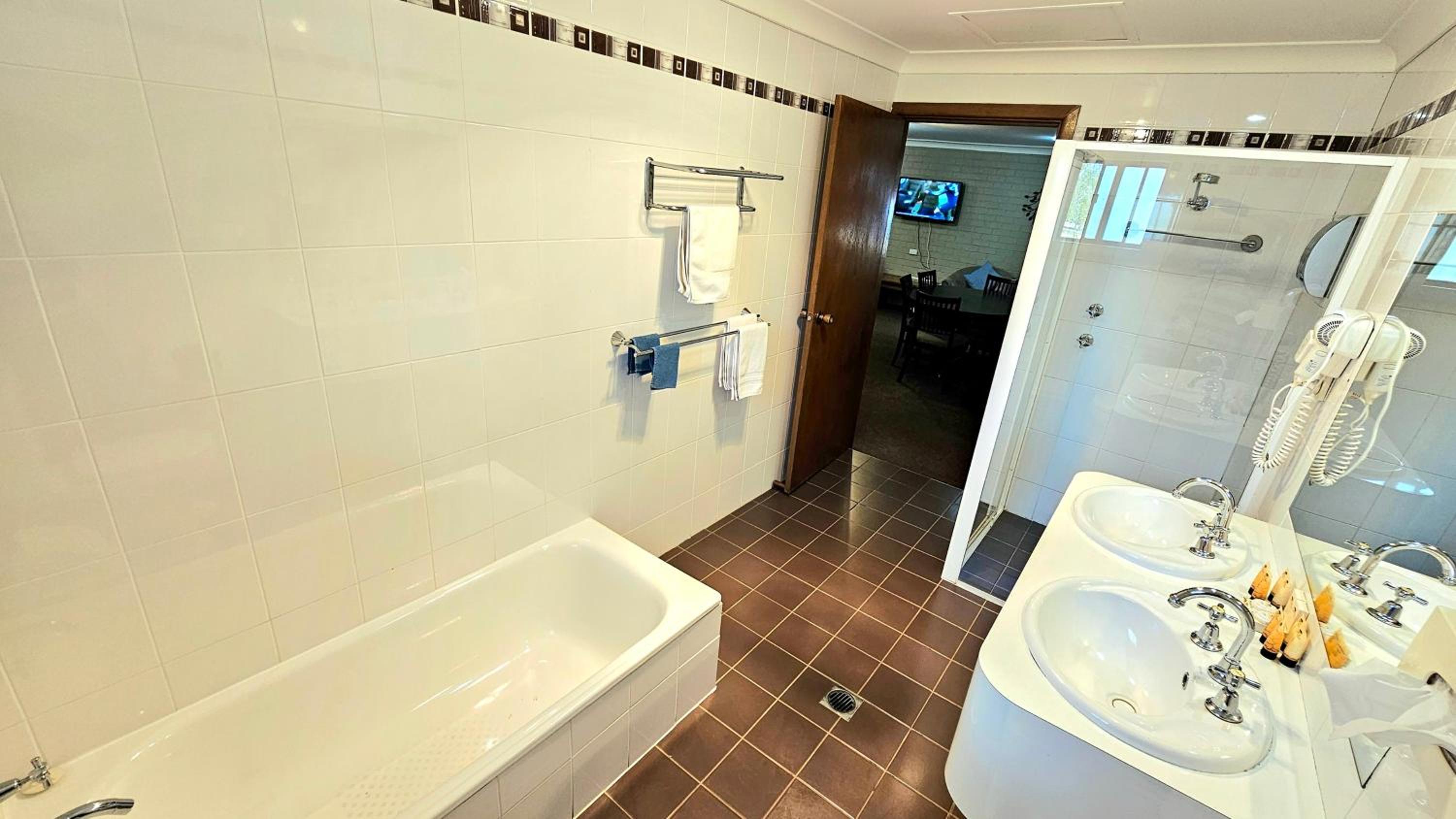 Deluxe Two-Bedroom Apartment with Garden View