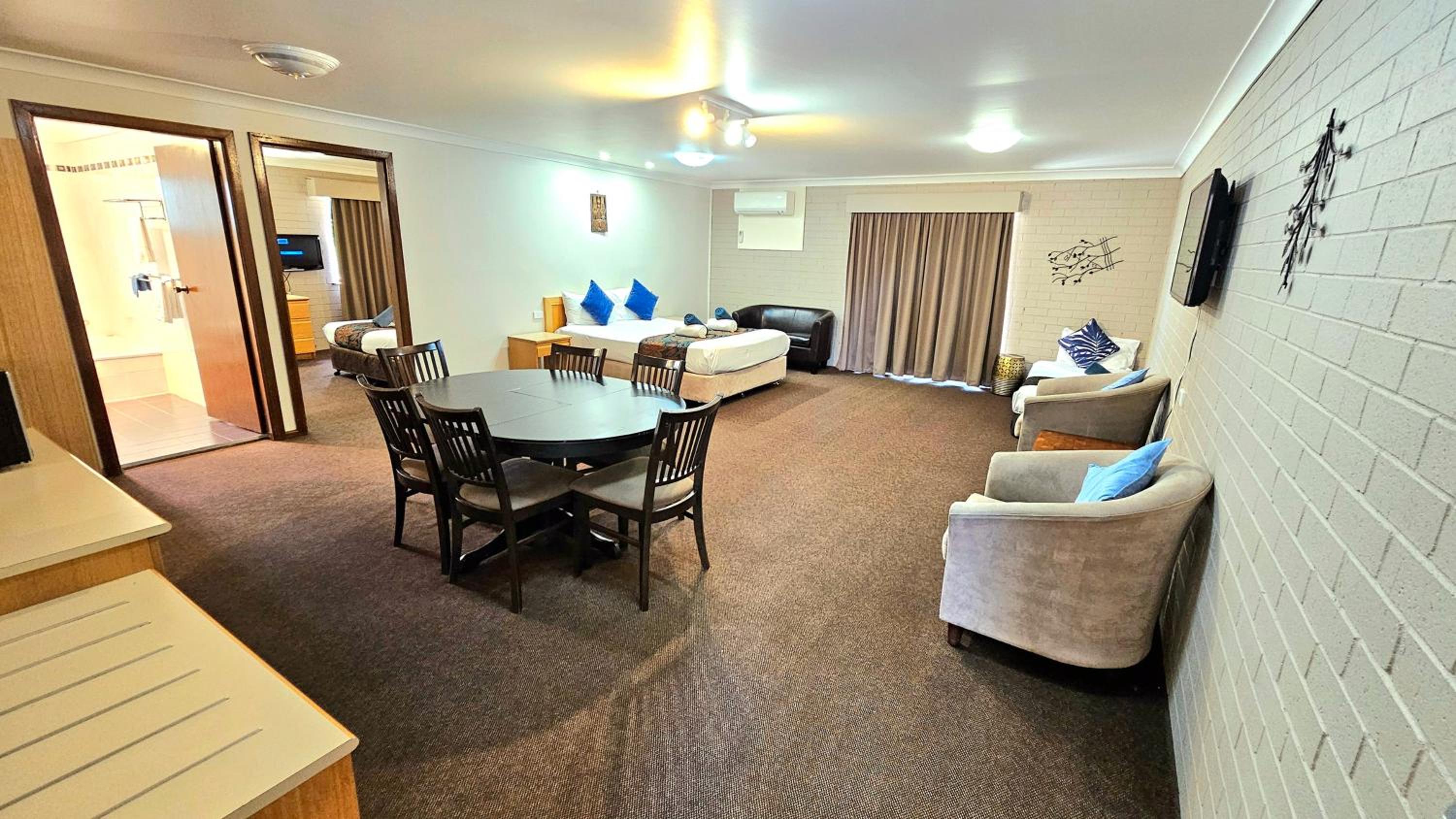 Deluxe Two-Bedroom Apartment with Garden View