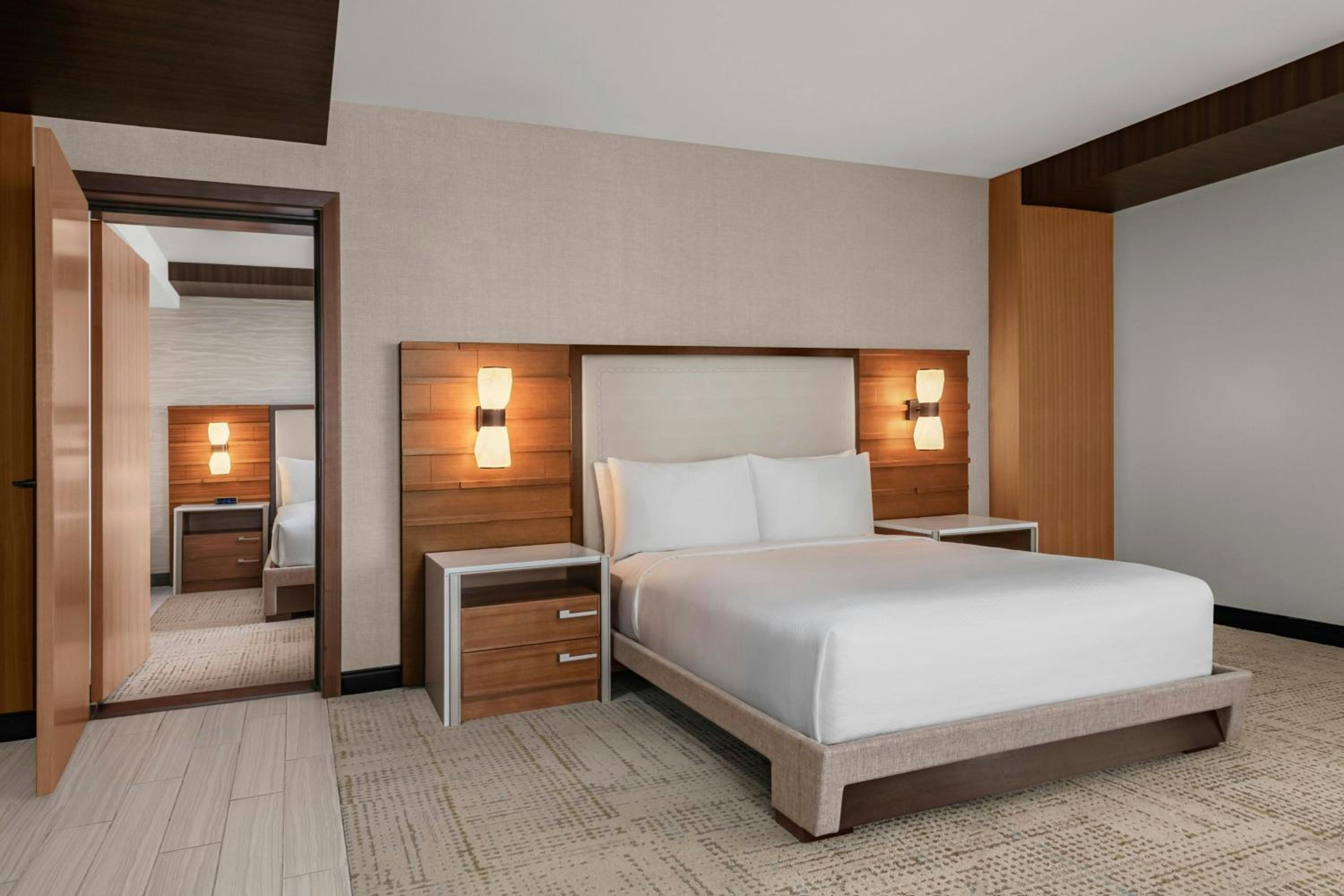 Premium Suite with Two Beds - Photo 3