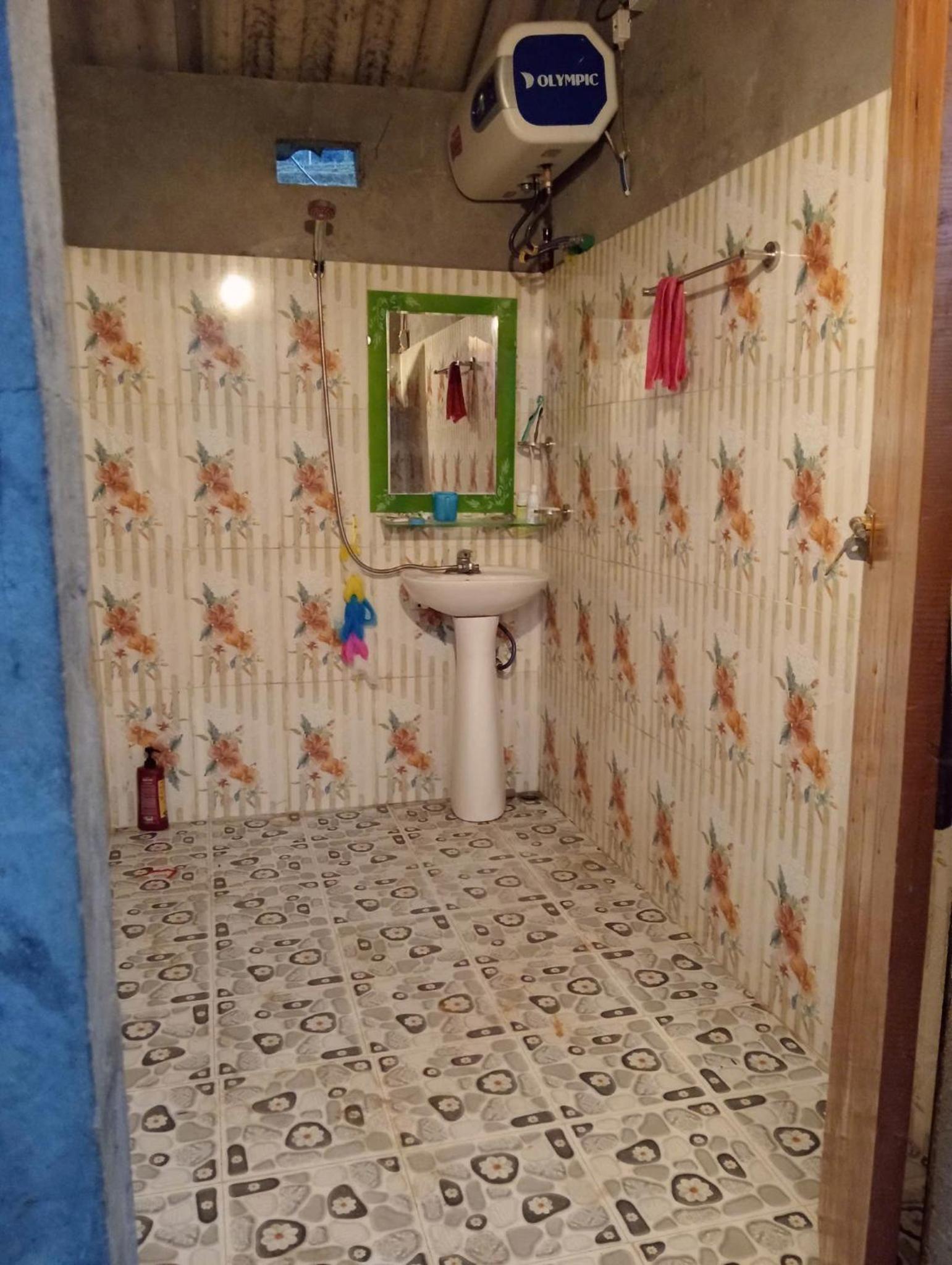 Double Room with Shared Bathroom - Photo 2