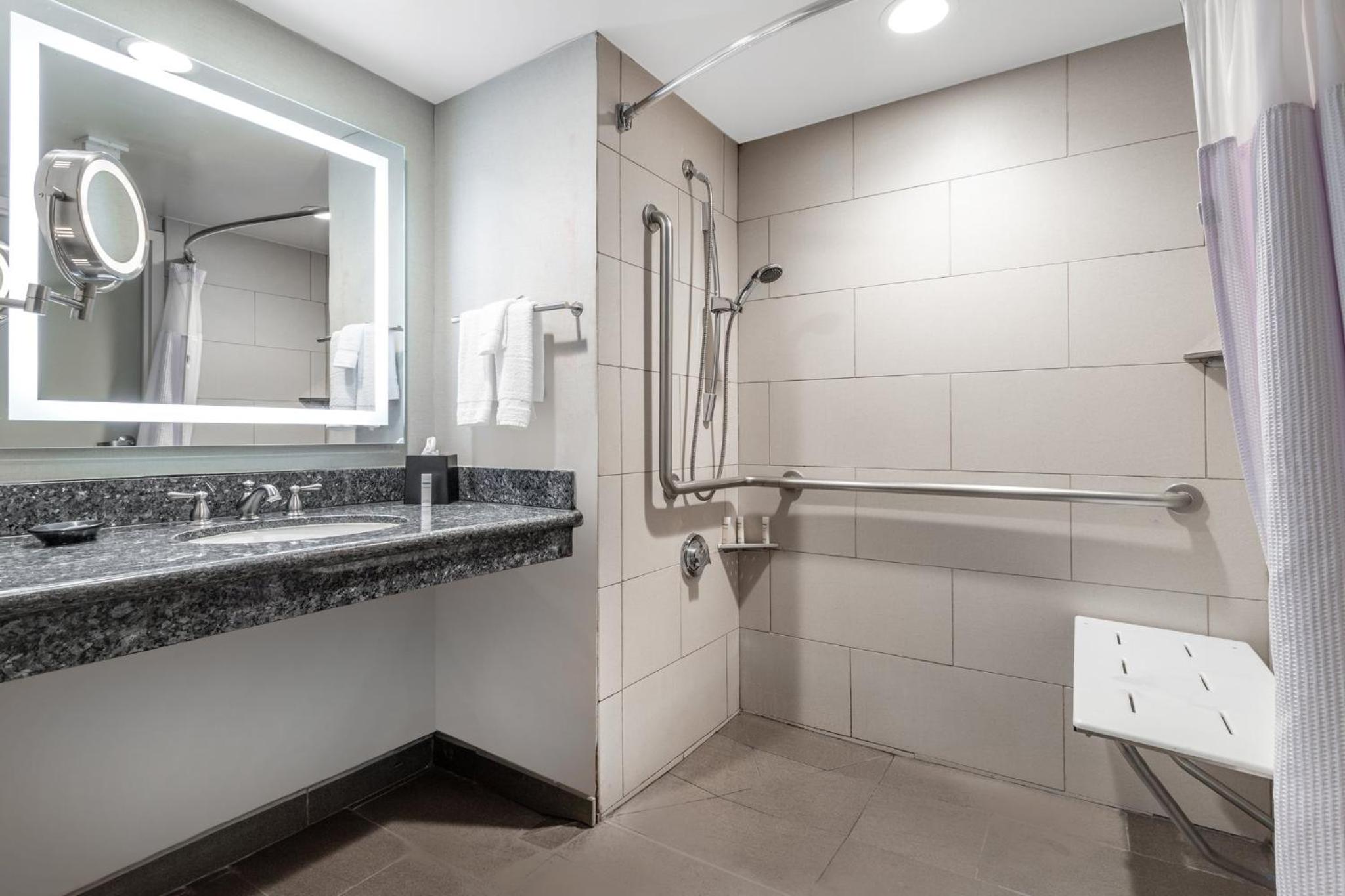 Standard King Room with Accessible Tub - Mobility Access - Photo 1