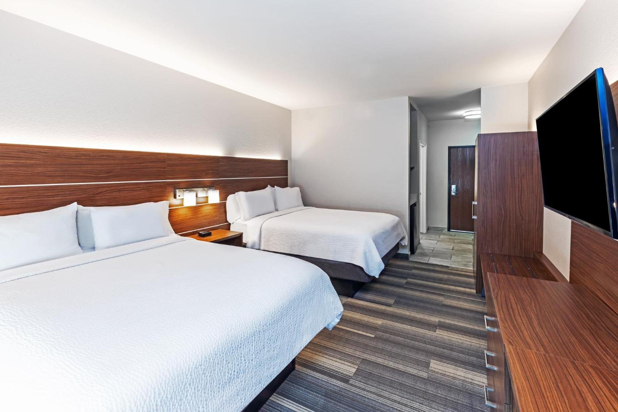 Standard Queen Room with Two Queen Beds and Mobility Accessible Roll-In Shower - Photo 5