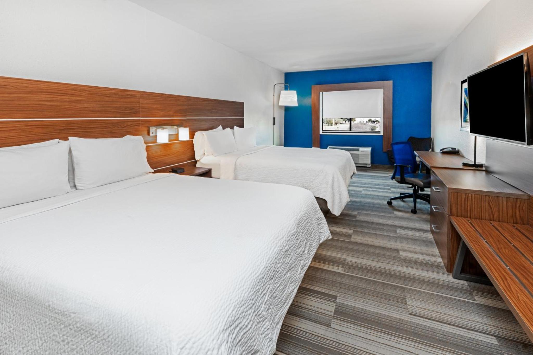 Standard Queen Room with Two Queen Beds and Mobility Accessible Roll-In Shower - Photo 6