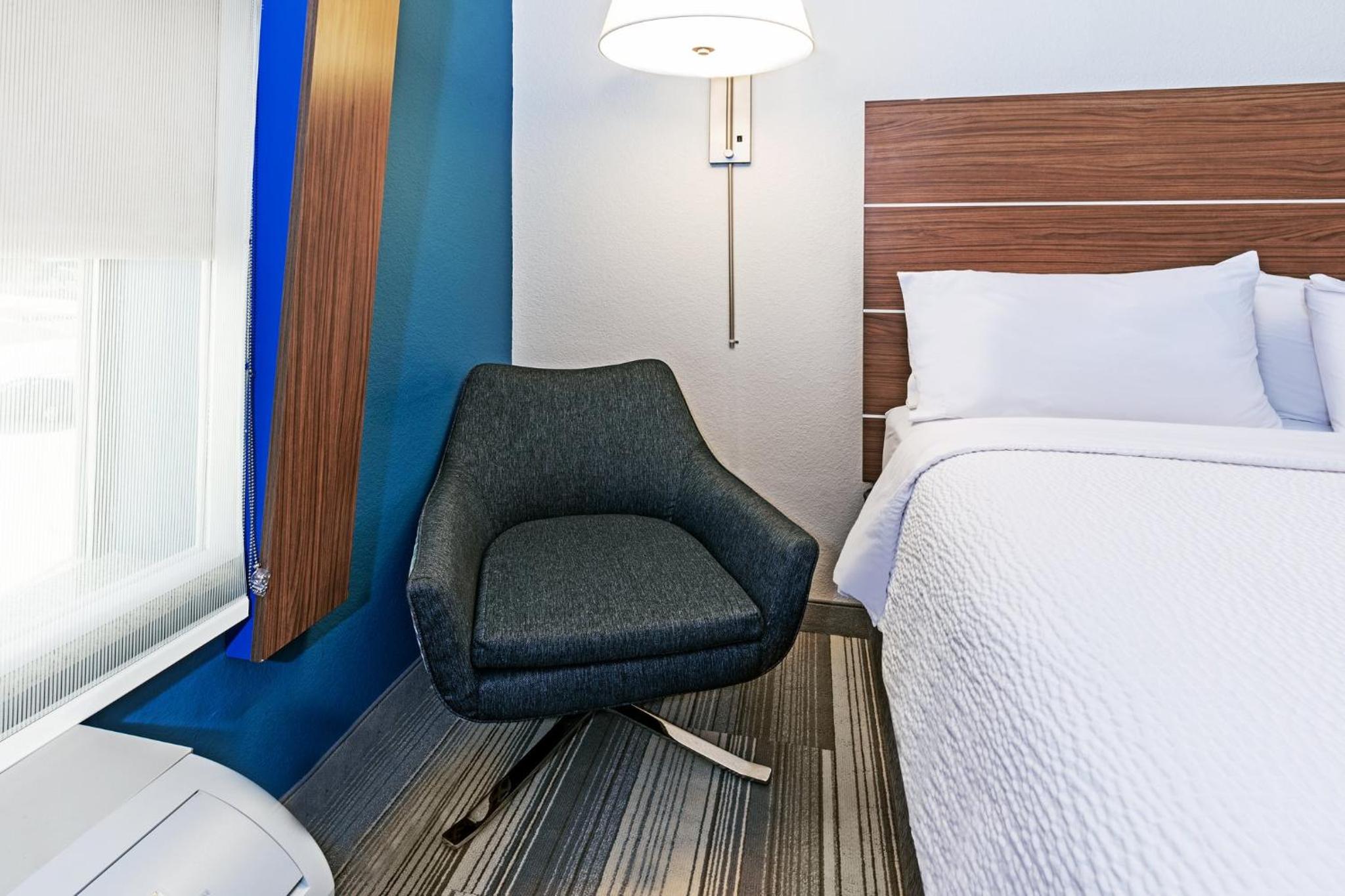 Standard Queen Room with Two Queen Beds and Mobility Accessible Roll-In Shower - Photo 10