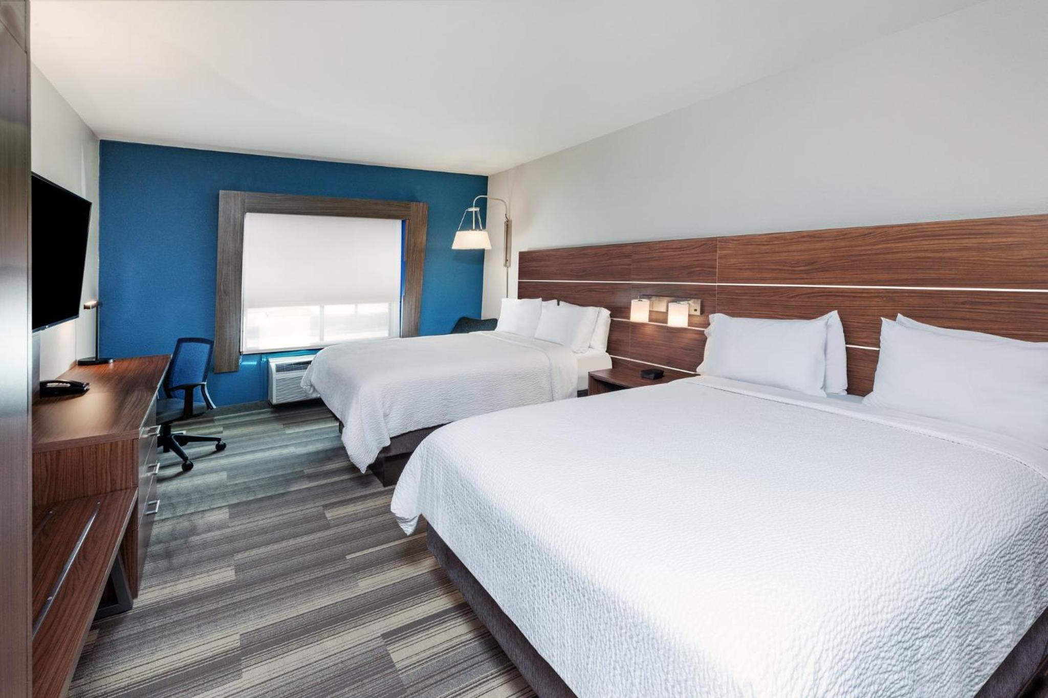 Standard Queen Room with Two Queen Beds and Mobility Accessible Roll-In Shower - Photo 8
