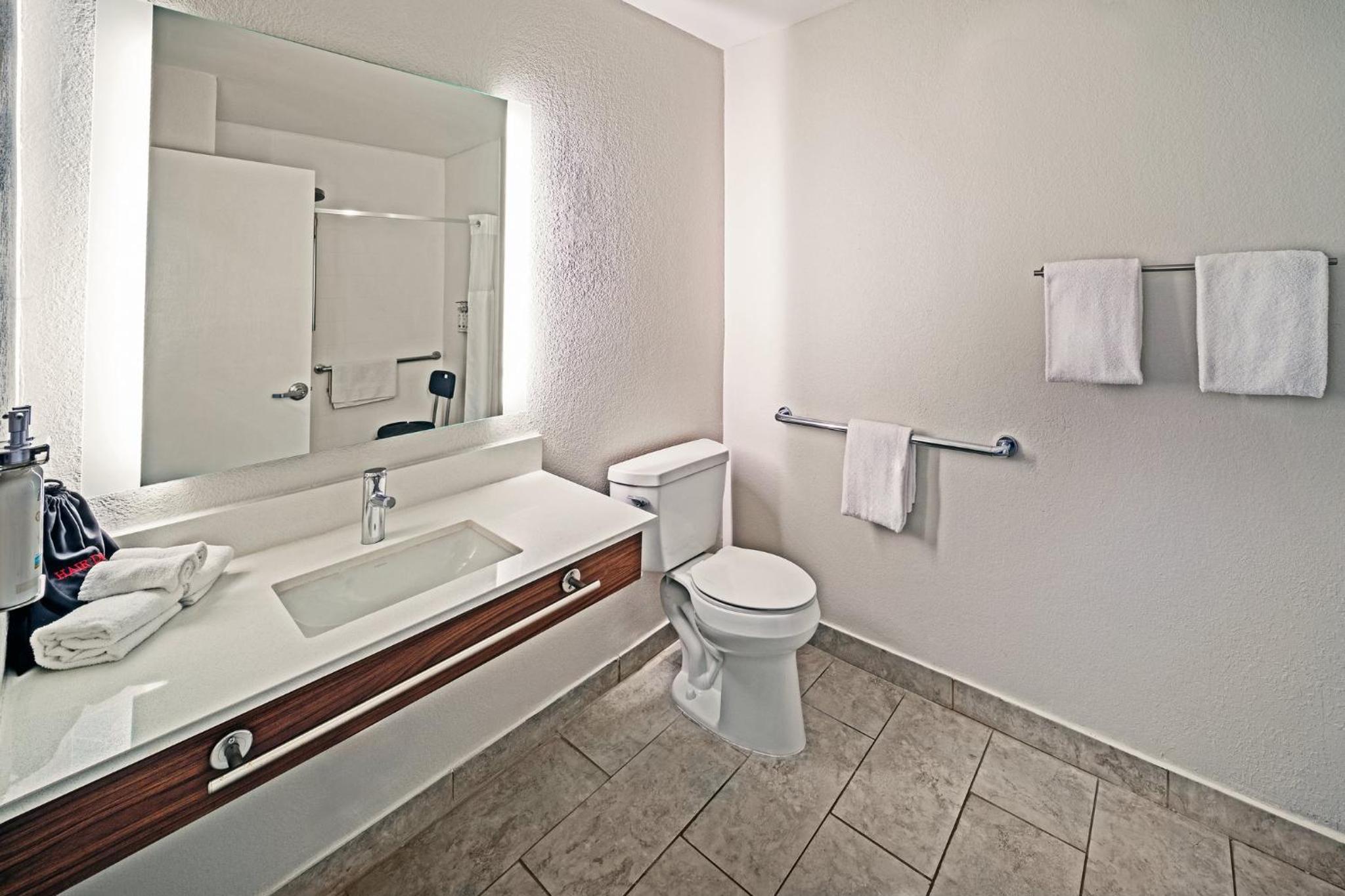 Standard Queen Room with Two Queen Beds and Mobility Accessible Roll-In Shower - Photo 11