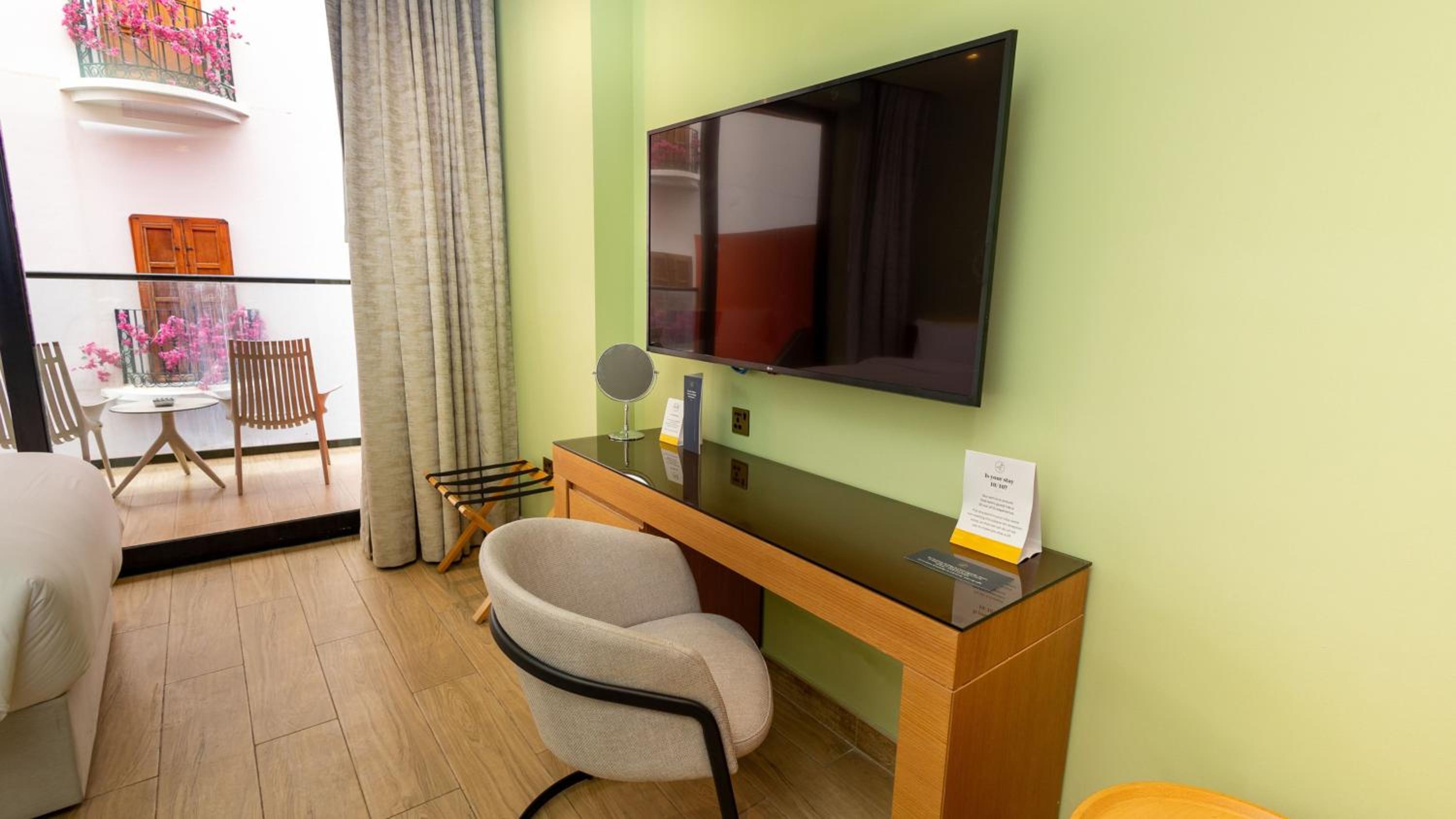 Premium Twin Room with Raining Street View photo 3