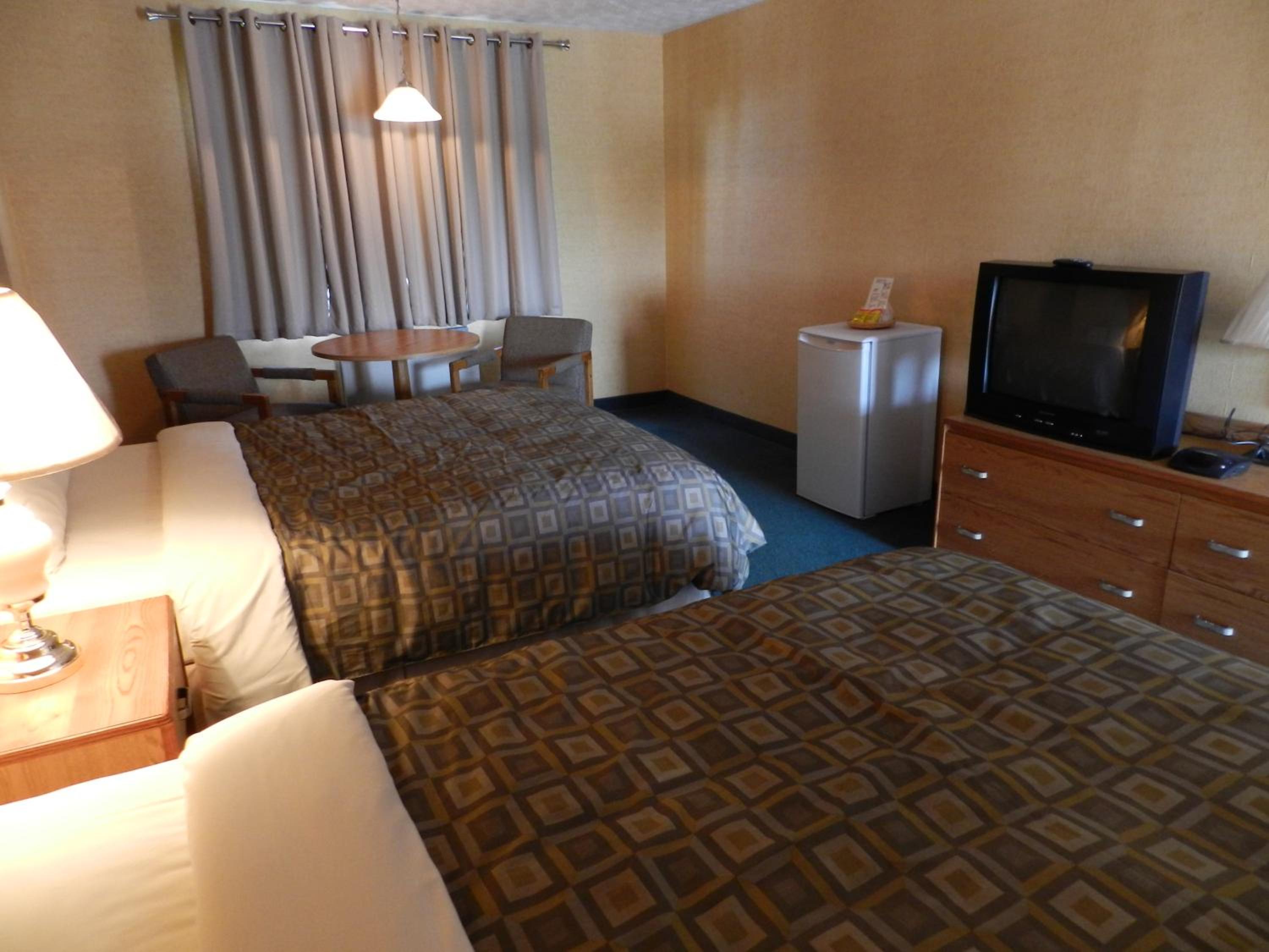 Queen Room with Two Queen Beds photo 2