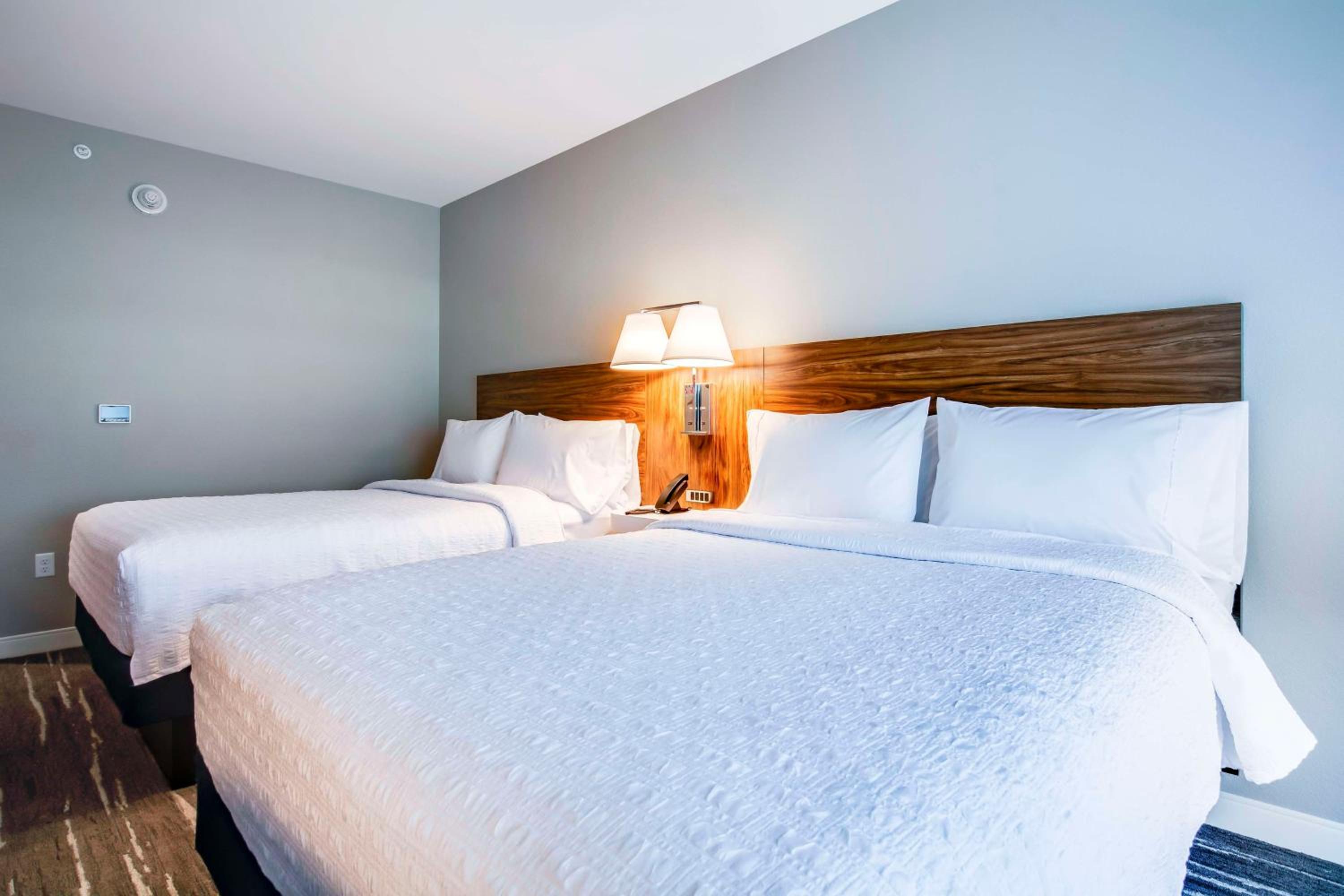 Queen Room with Two Queen Beds - Photo 8