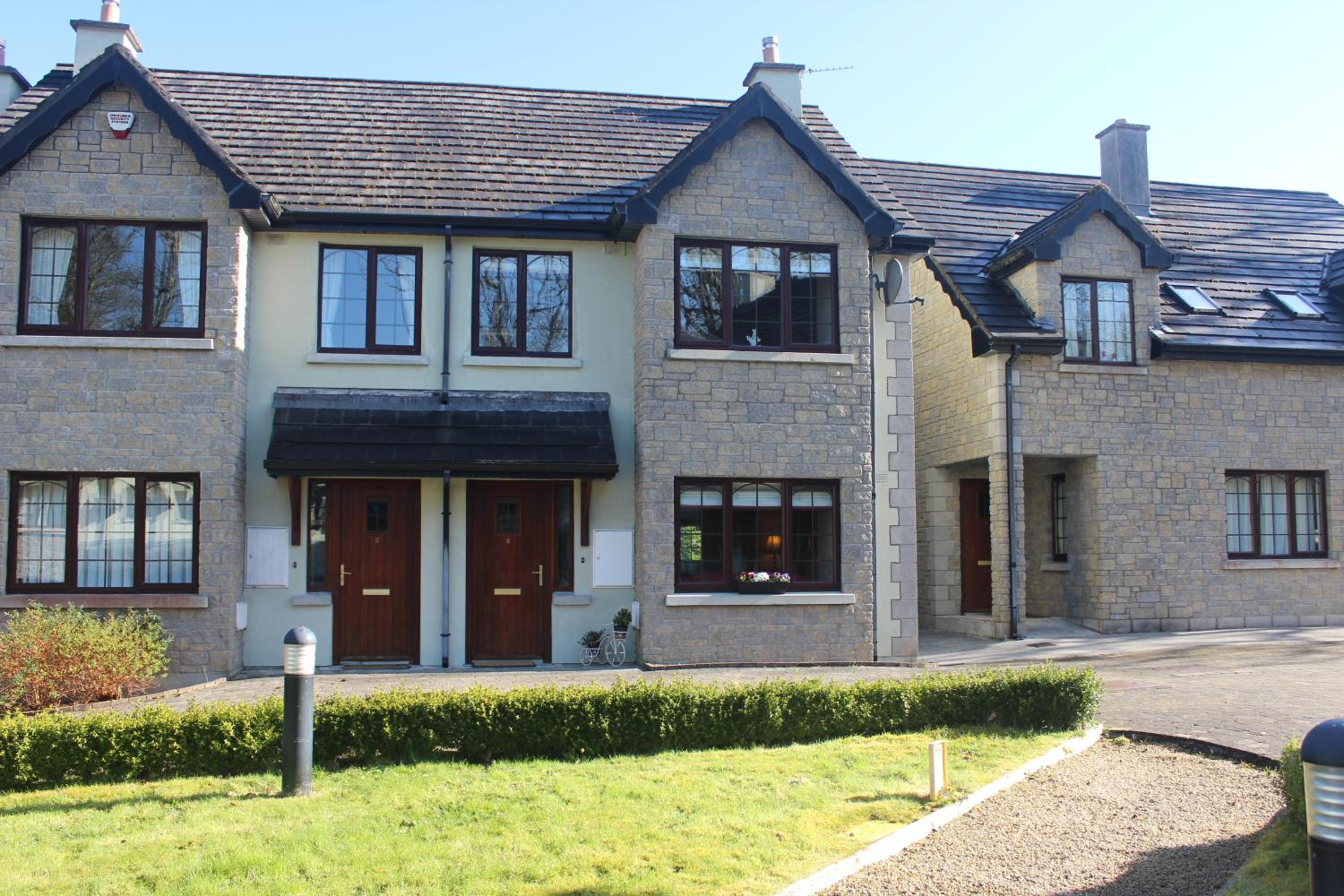 Three-Bedroom House - Photo 3