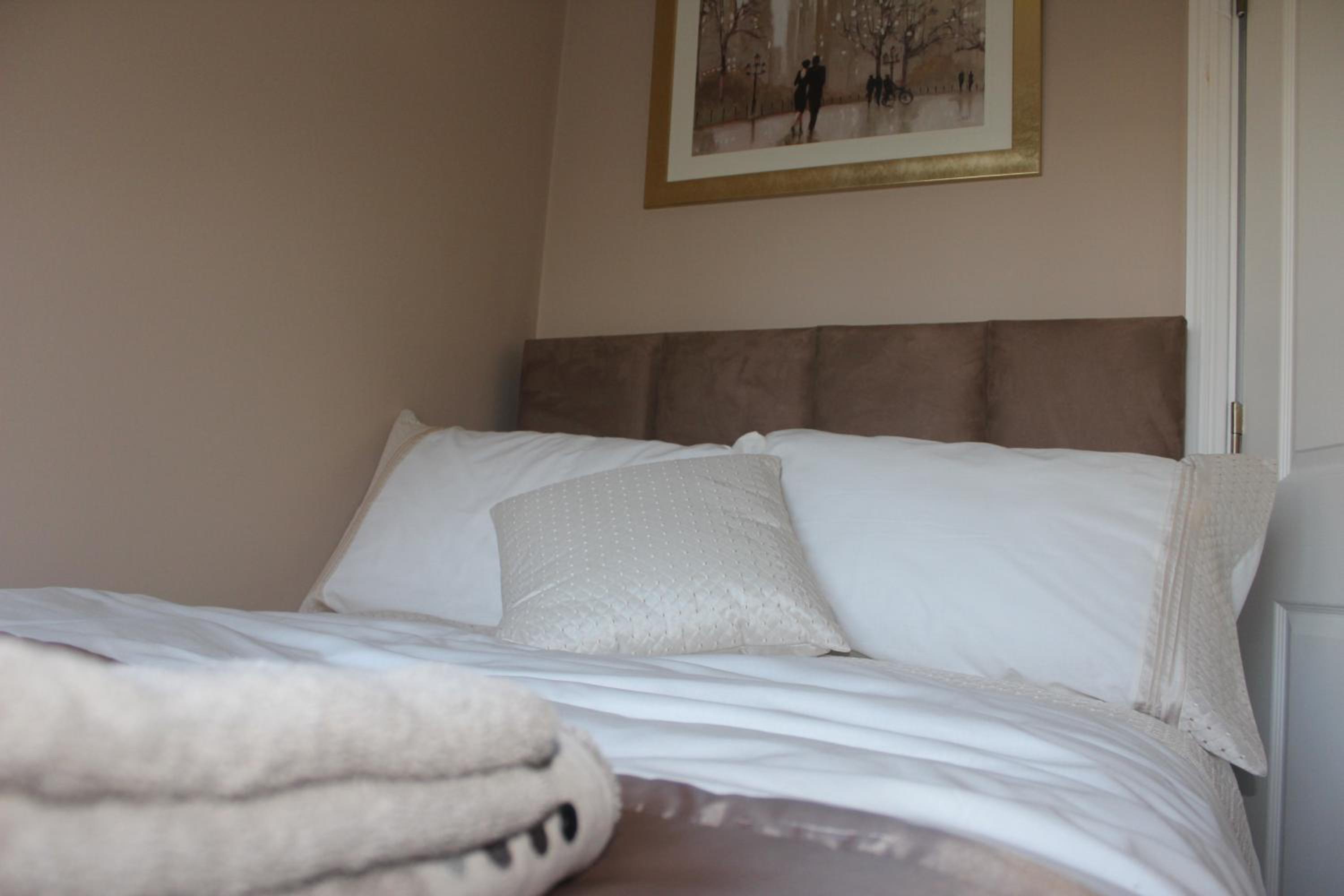 Three-Bedroom House - Photo 4