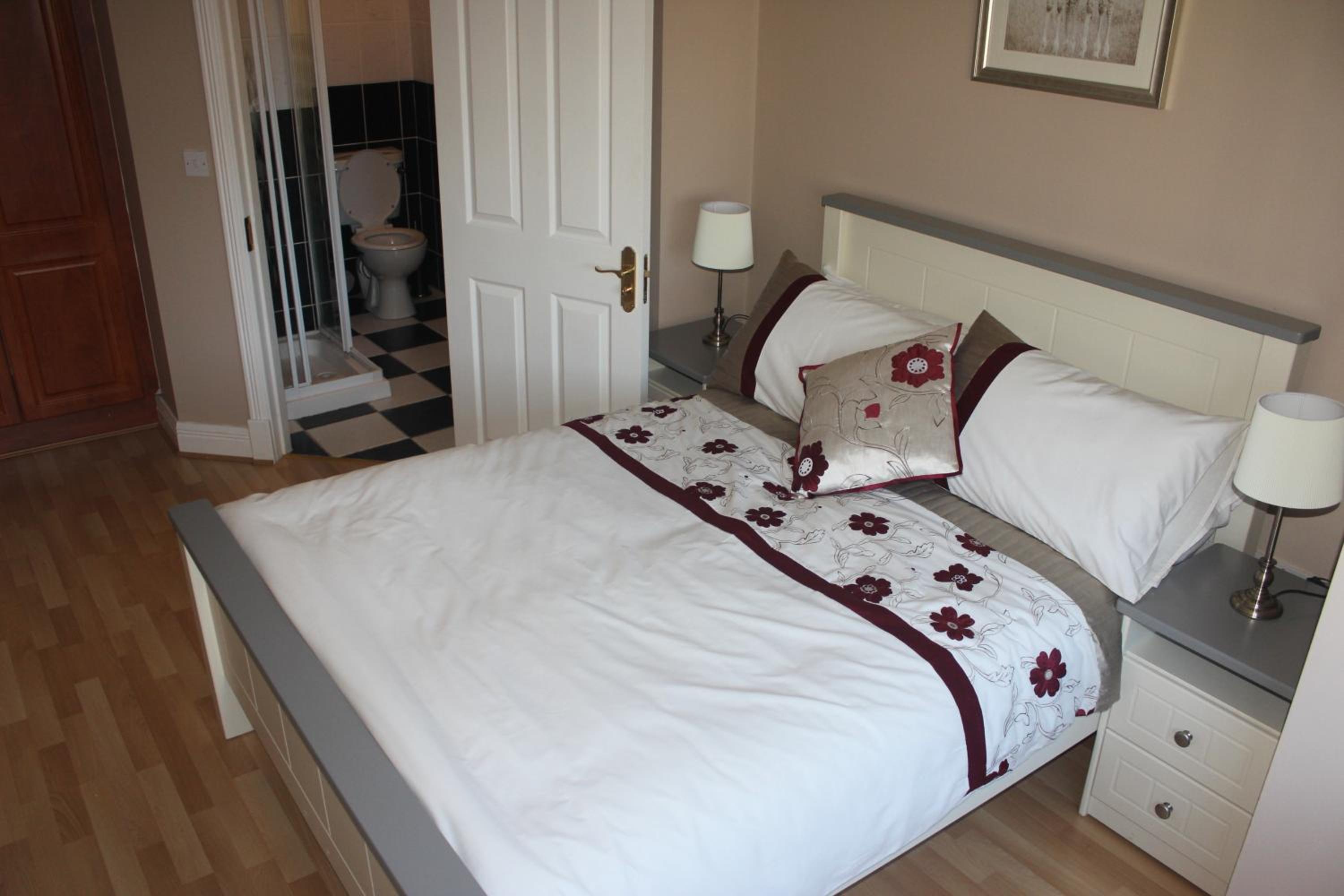 Three-Bedroom House - Photo 6