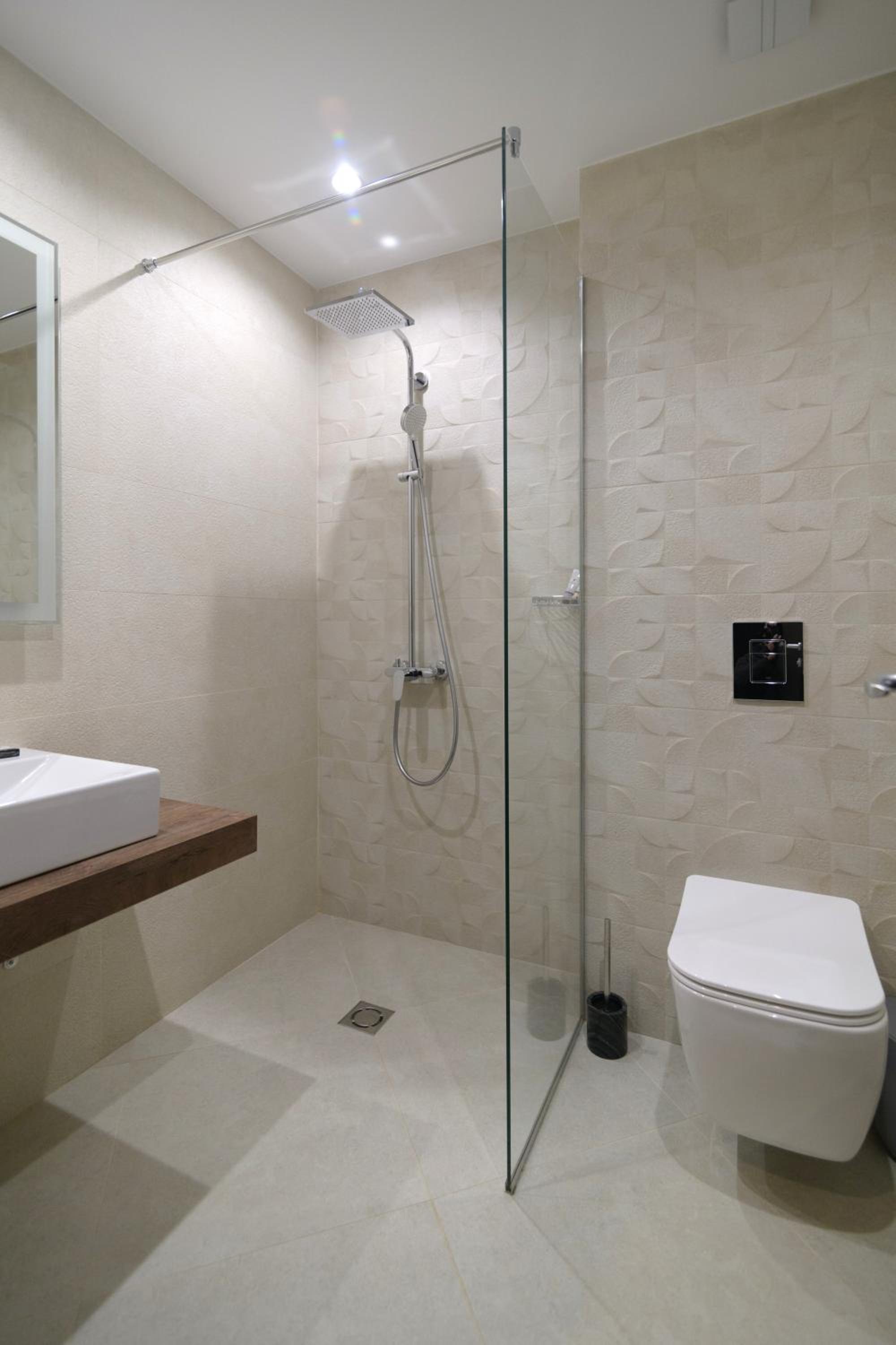 Luxury top floor Apartment with Balcony