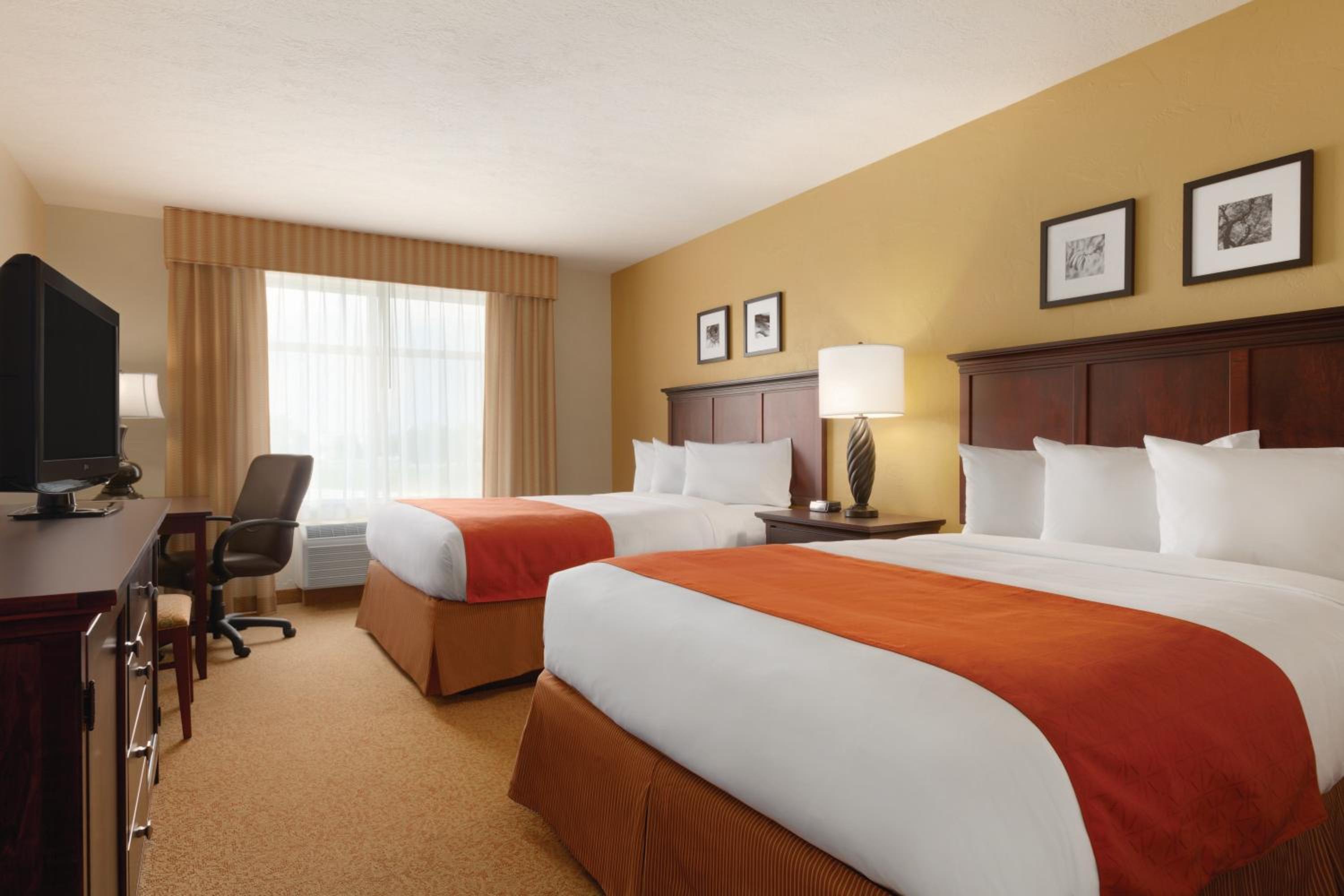 Queen Room with Two Queen Beds - Non-Smoking - Photo 3