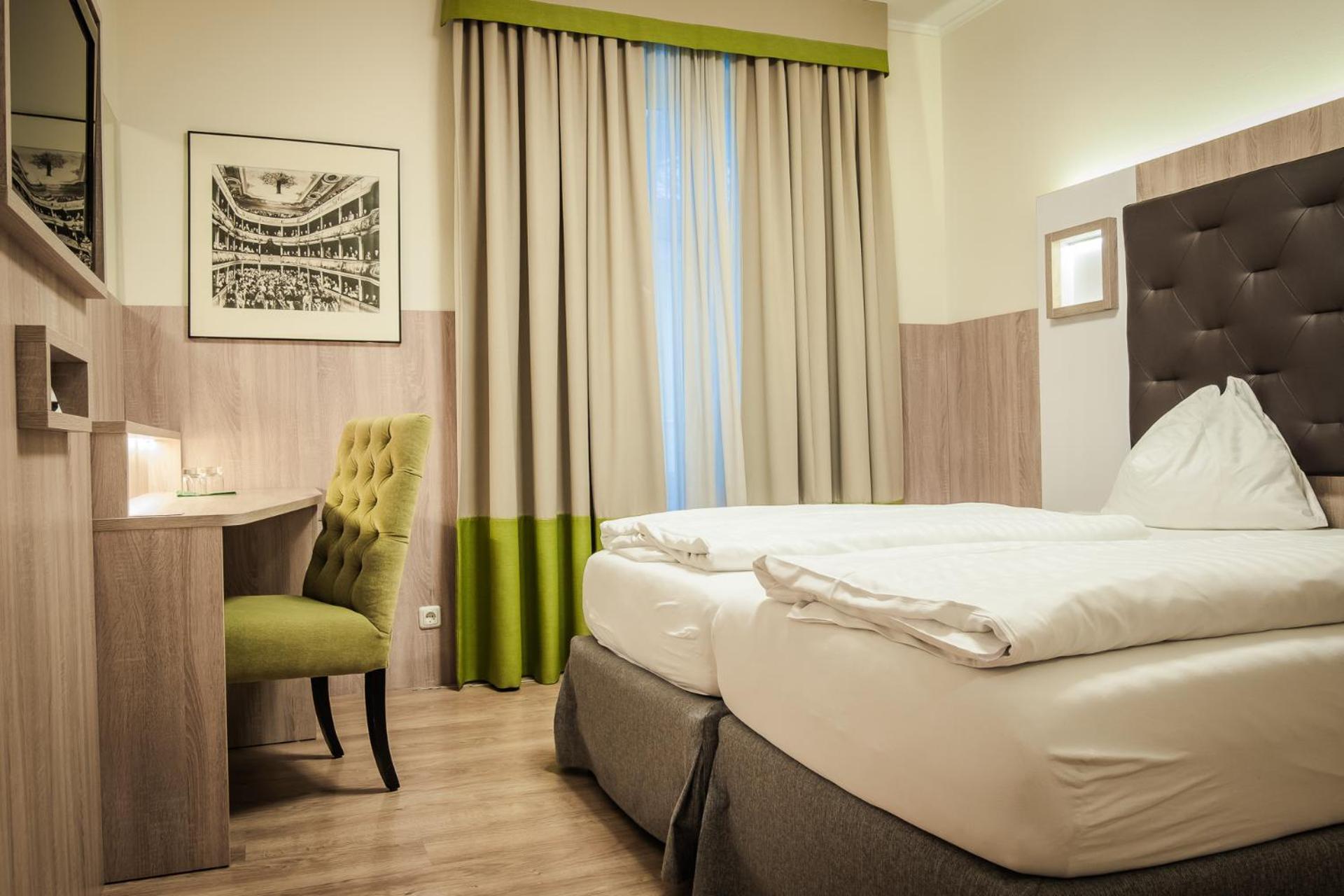 Twin Room with Extra Bed - Photo 10