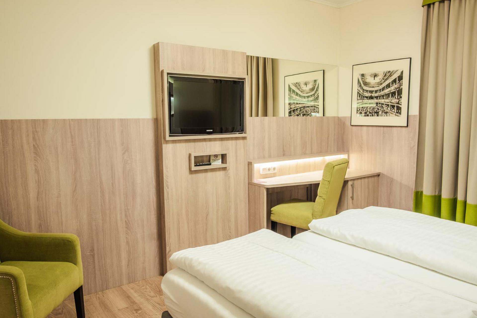 Twin Room with Extra Bed - Photo 11