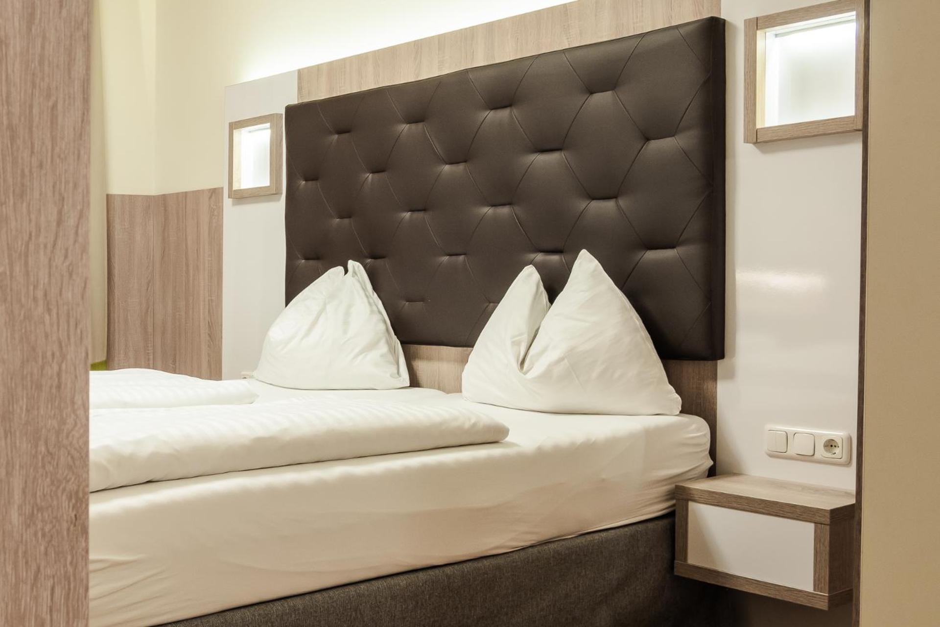 Twin Room with Extra Bed - Photo 13