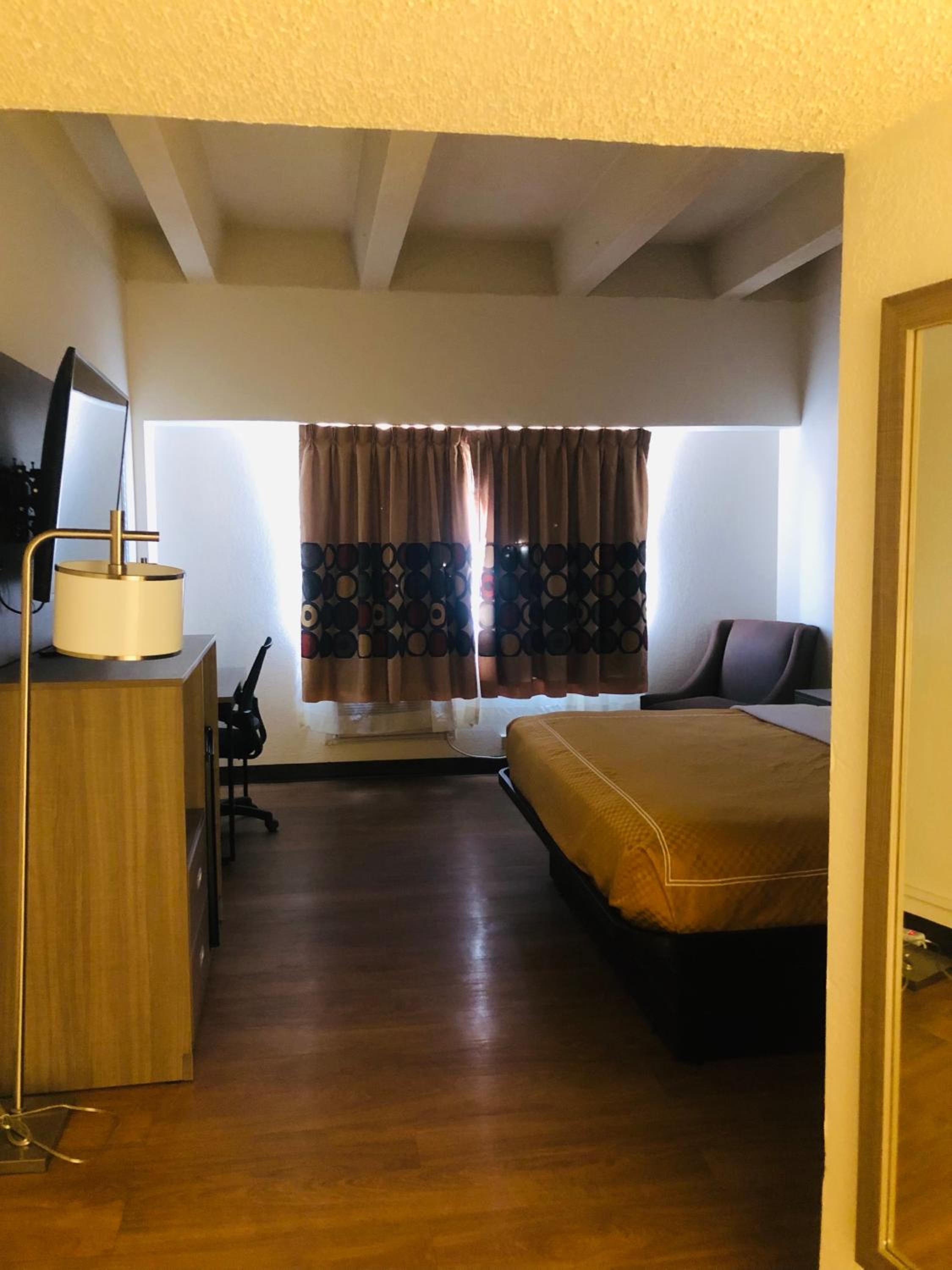 King Room - Non-Smoking - Photo 6