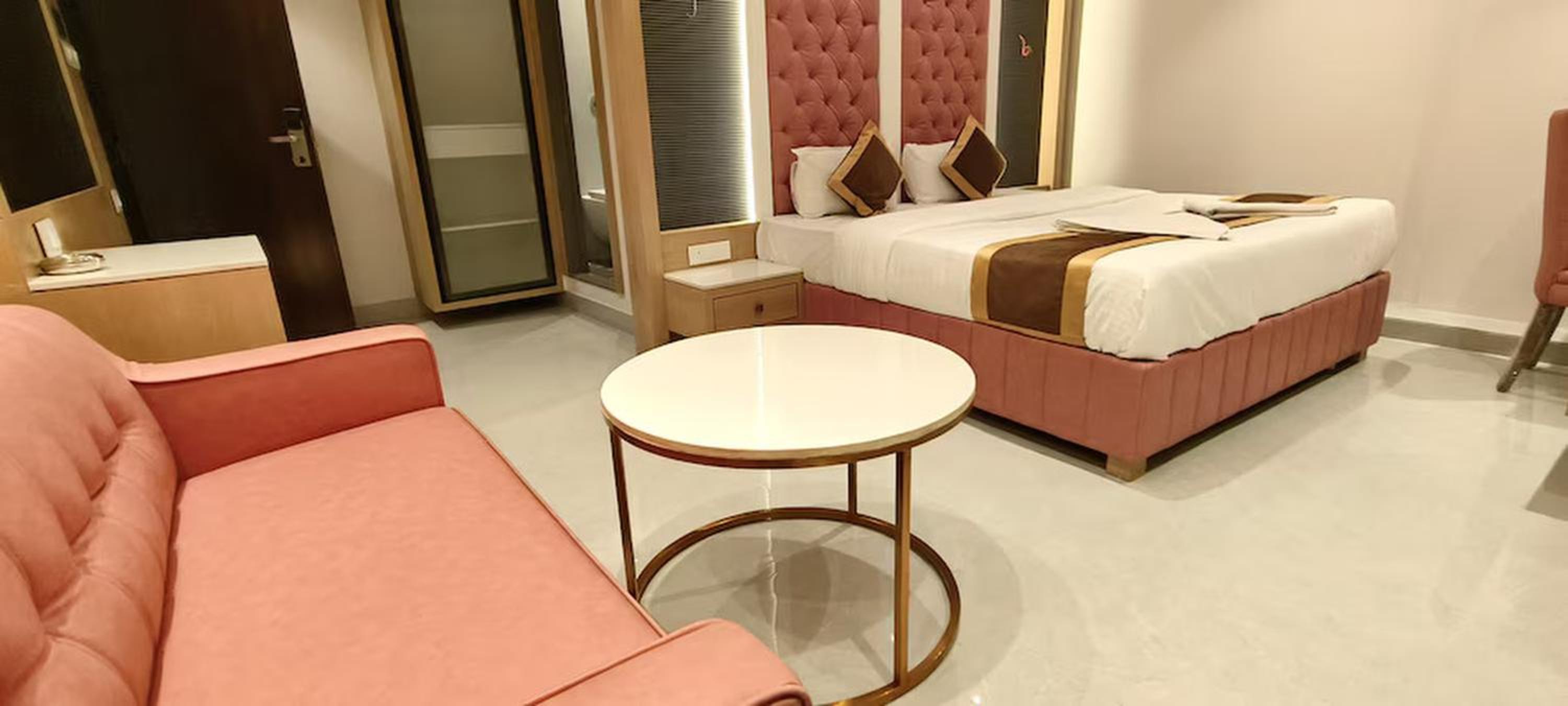 Suite - Photo 3