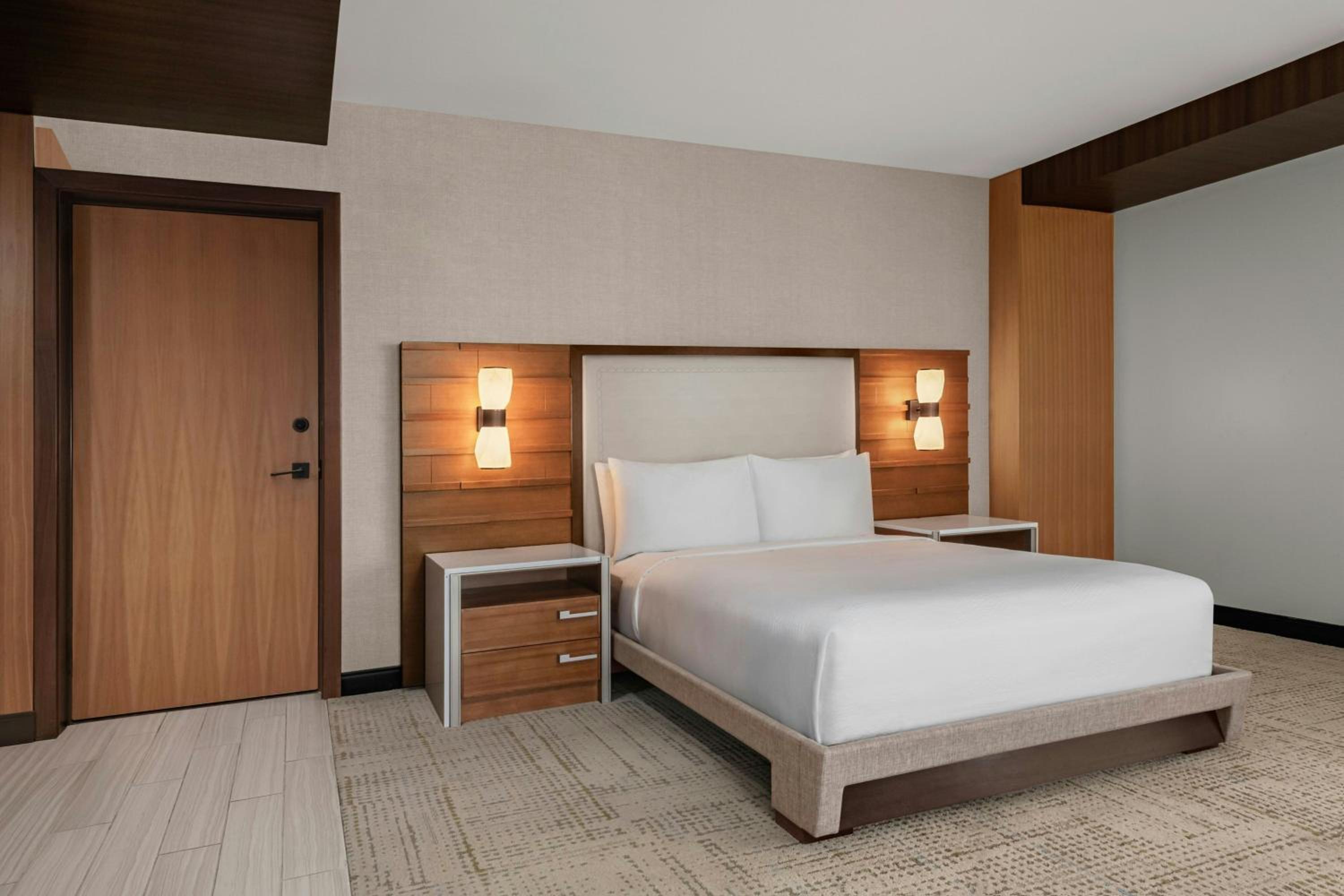 Premium Suite with Two Beds - Photo 4