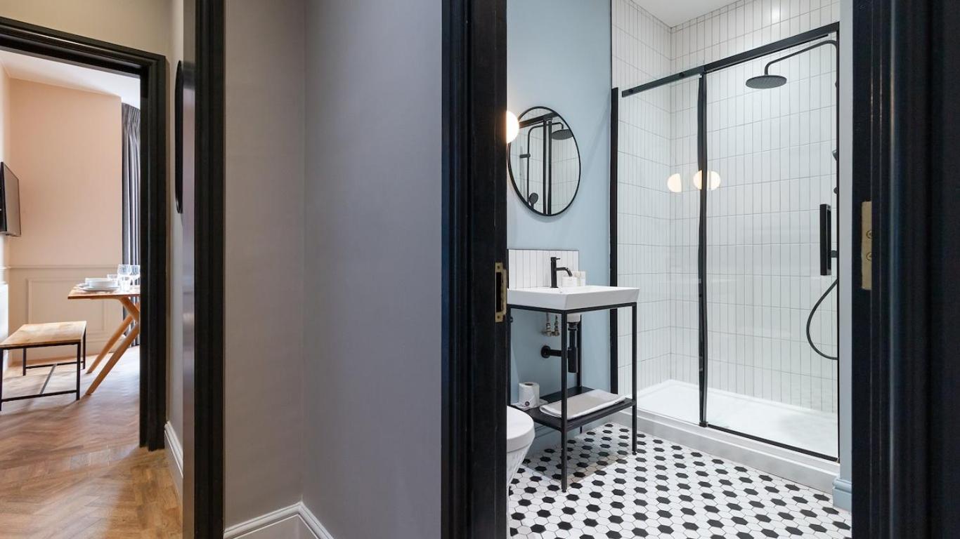 Three-Bedroom Superior Apartment - Photo 4