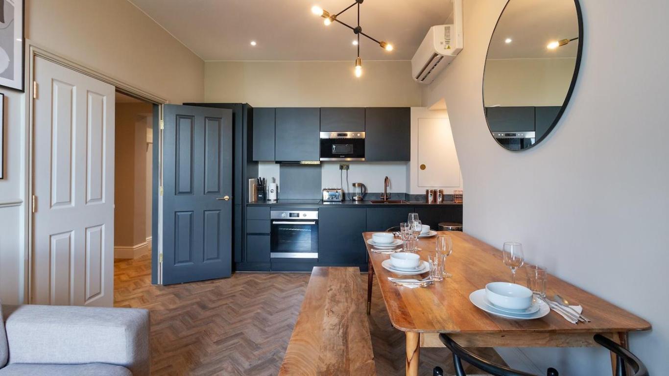 Three-Bedroom Superior Apartment - Photo 6