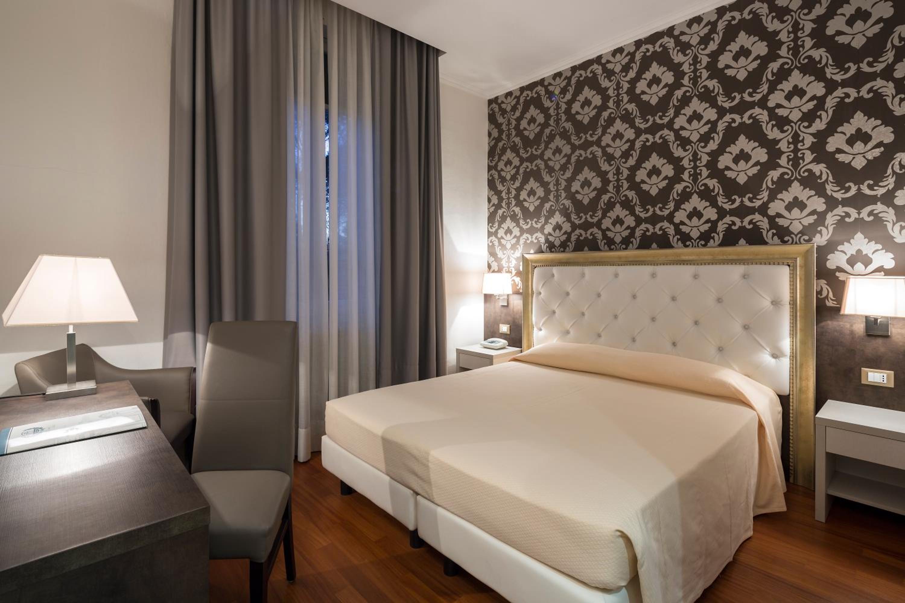 Deluxe Double or Twin Room - Photo 5