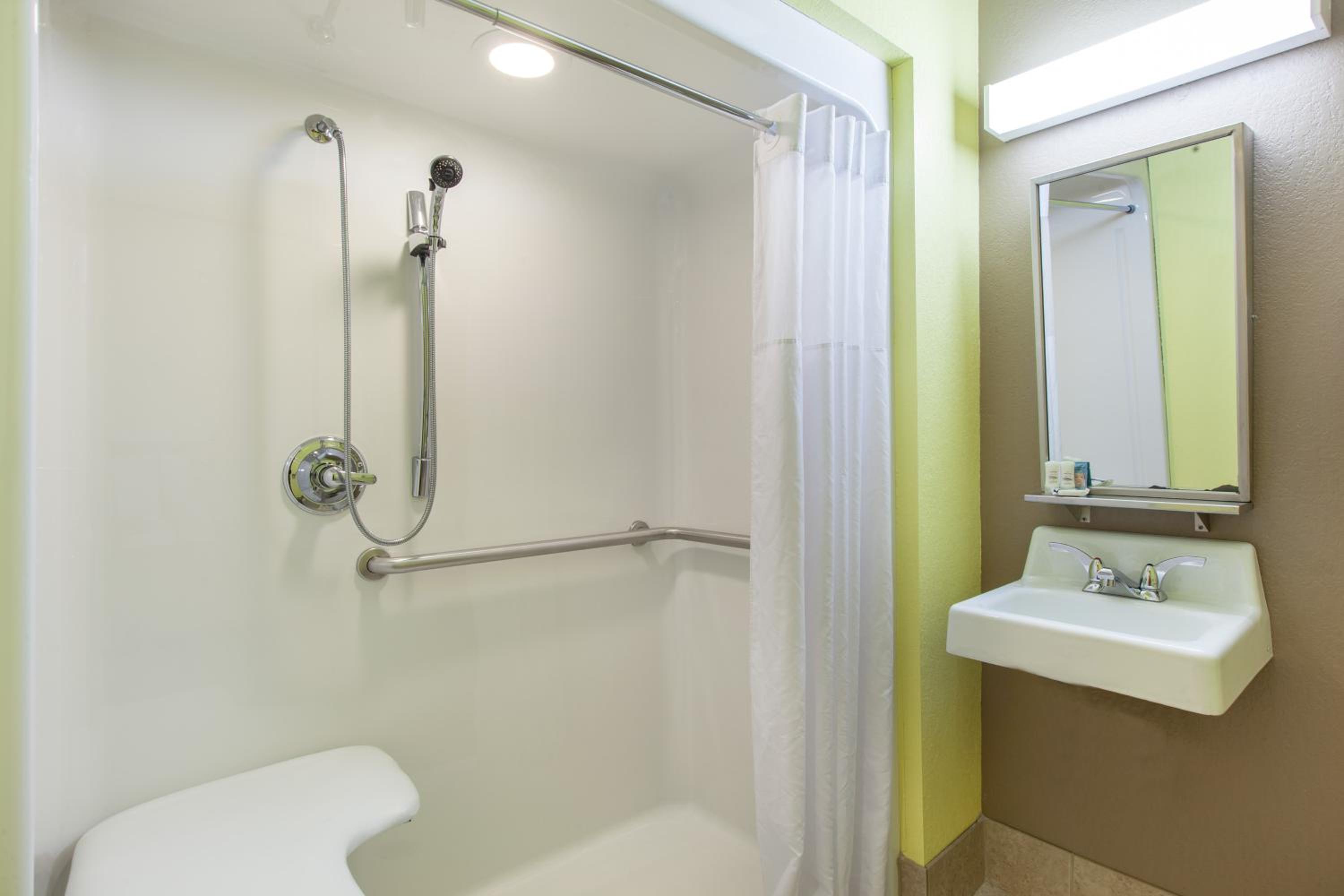 Queen Room with Two Queen Beds and Roll-In Shower - Mobility/Hearing Accessible - Non-Smoking - Photo 2
