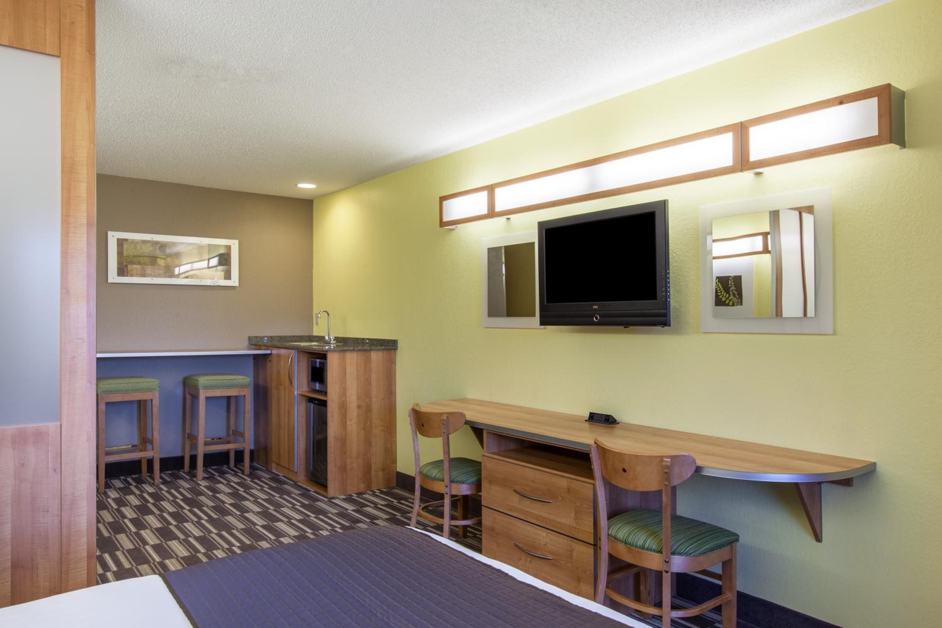 Studio Suite with a Queen Bed, Non-Smoking - Photo 3