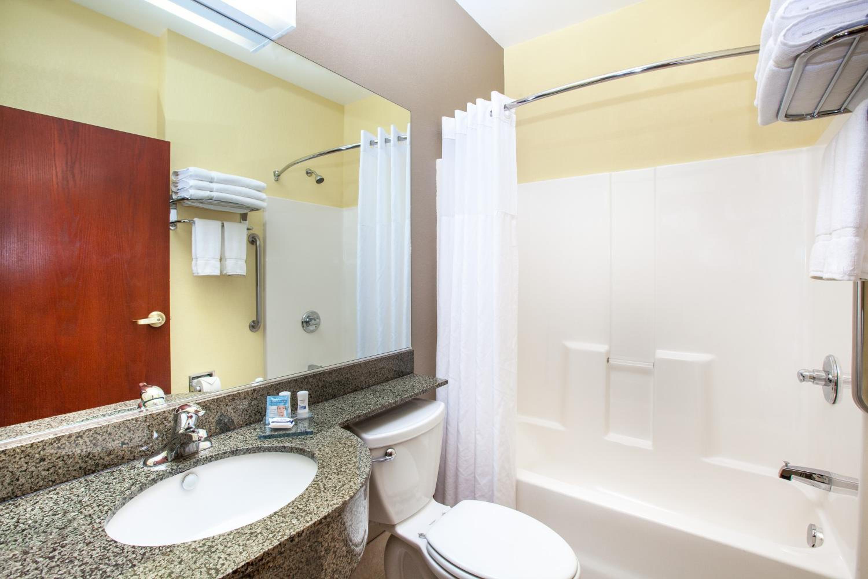 Queen Studio Suite with Bath Tub - Mobility/Hearing Access - Non-Smoking - Photo 2