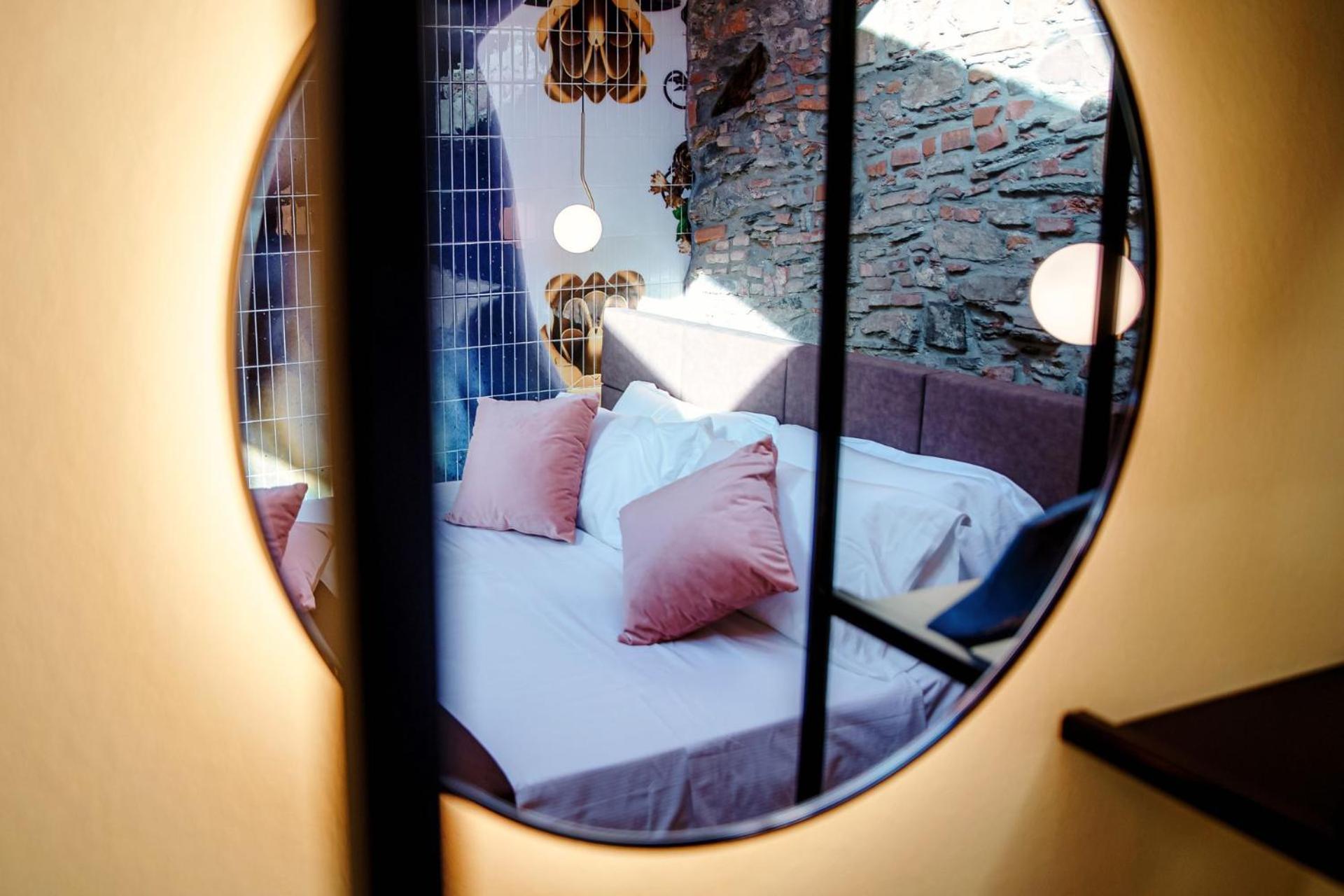 Executive Suite - Photo 2
