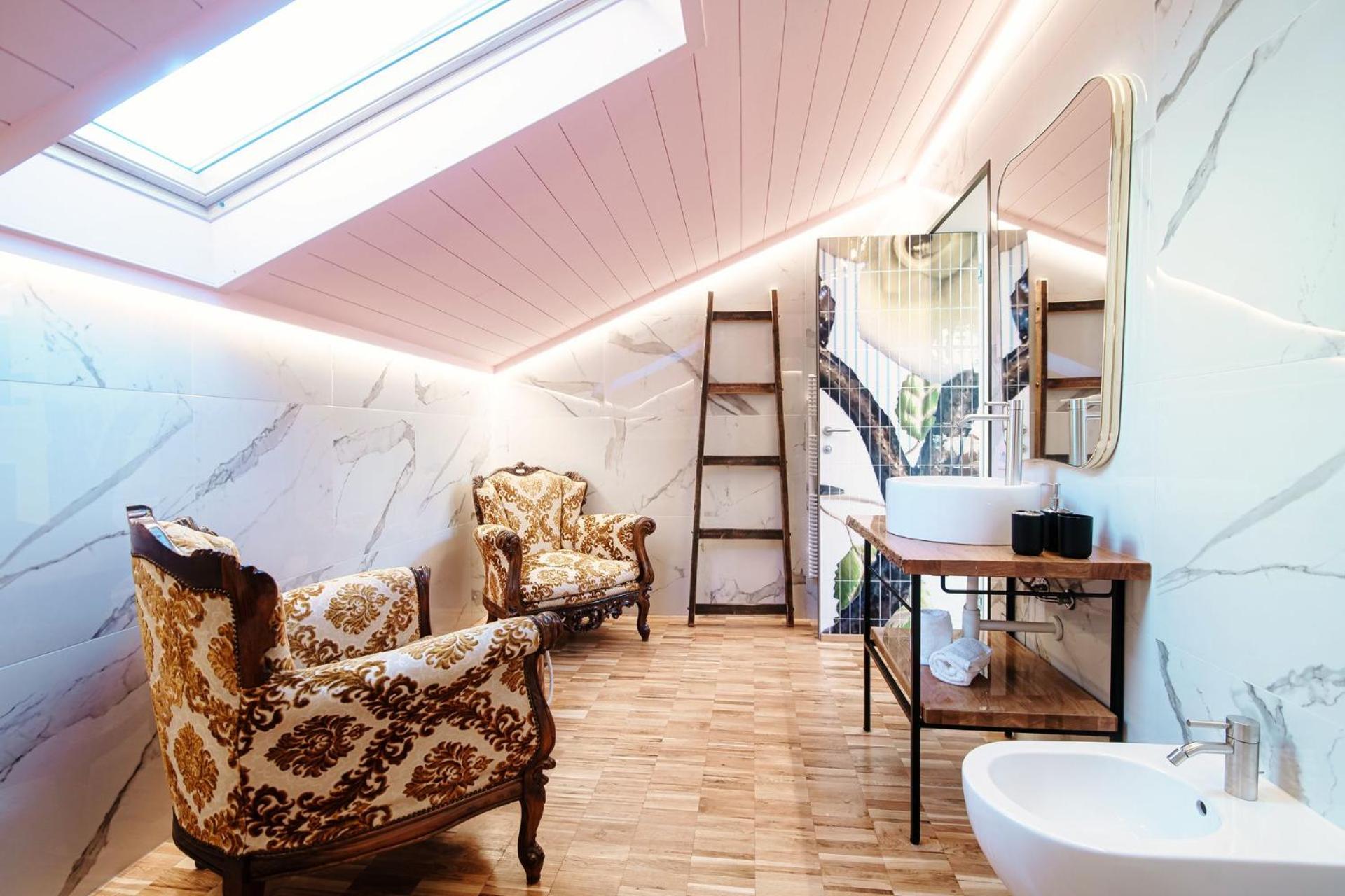 Executive Suite - Photo 19
