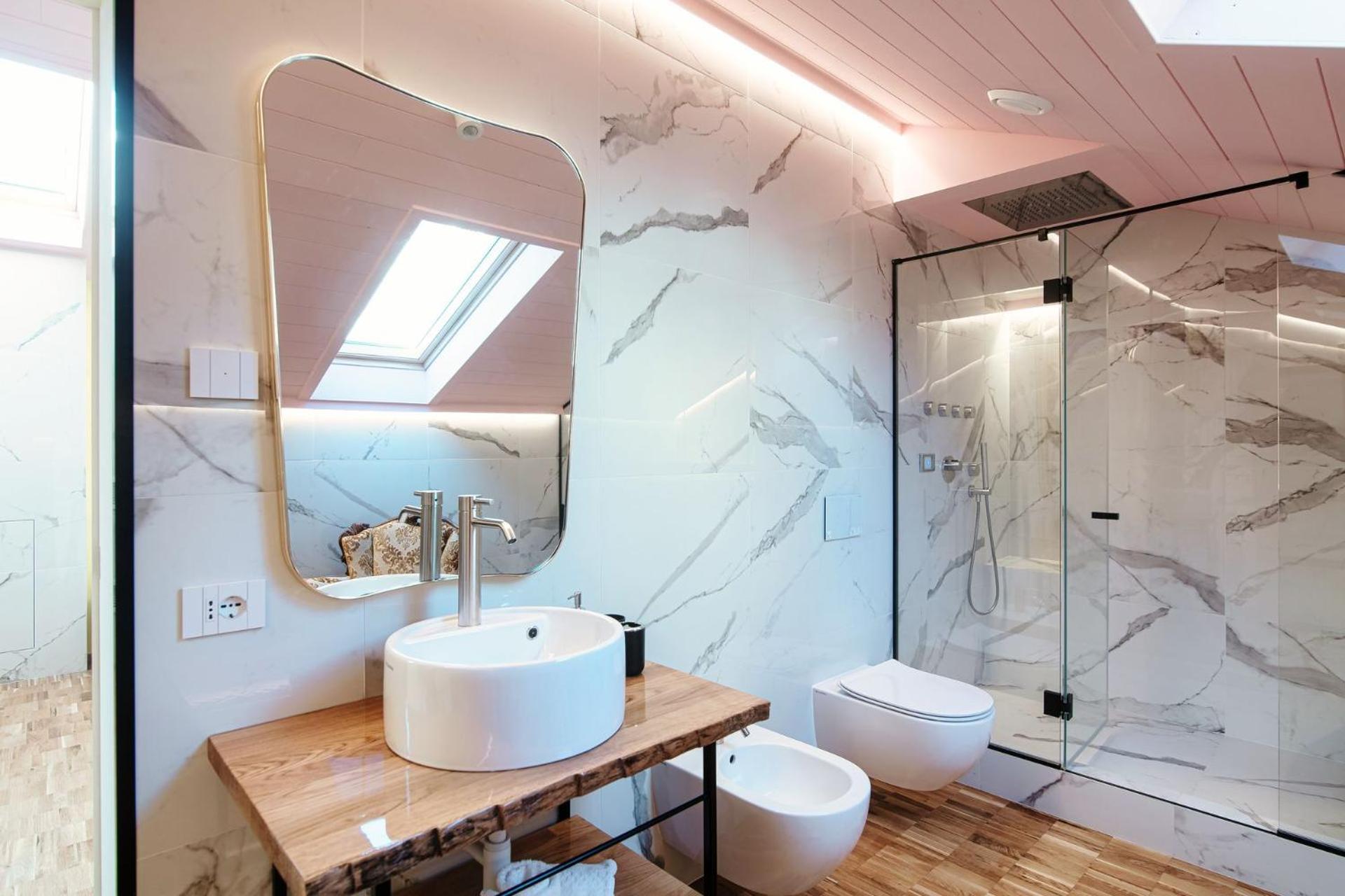 Executive Suite - Photo 9