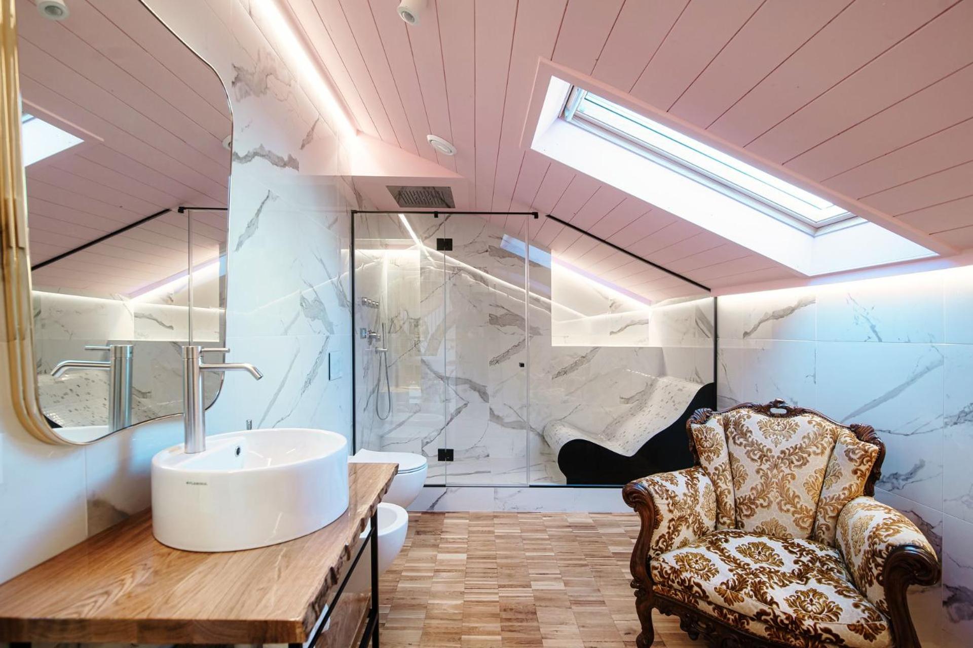 Executive Suite - Photo 10