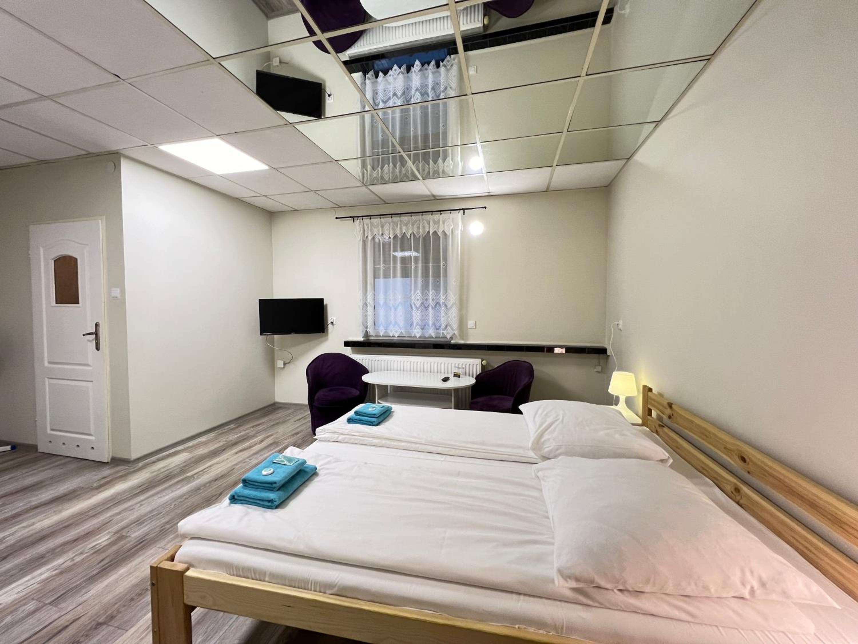 Large Double Room - Photo 2