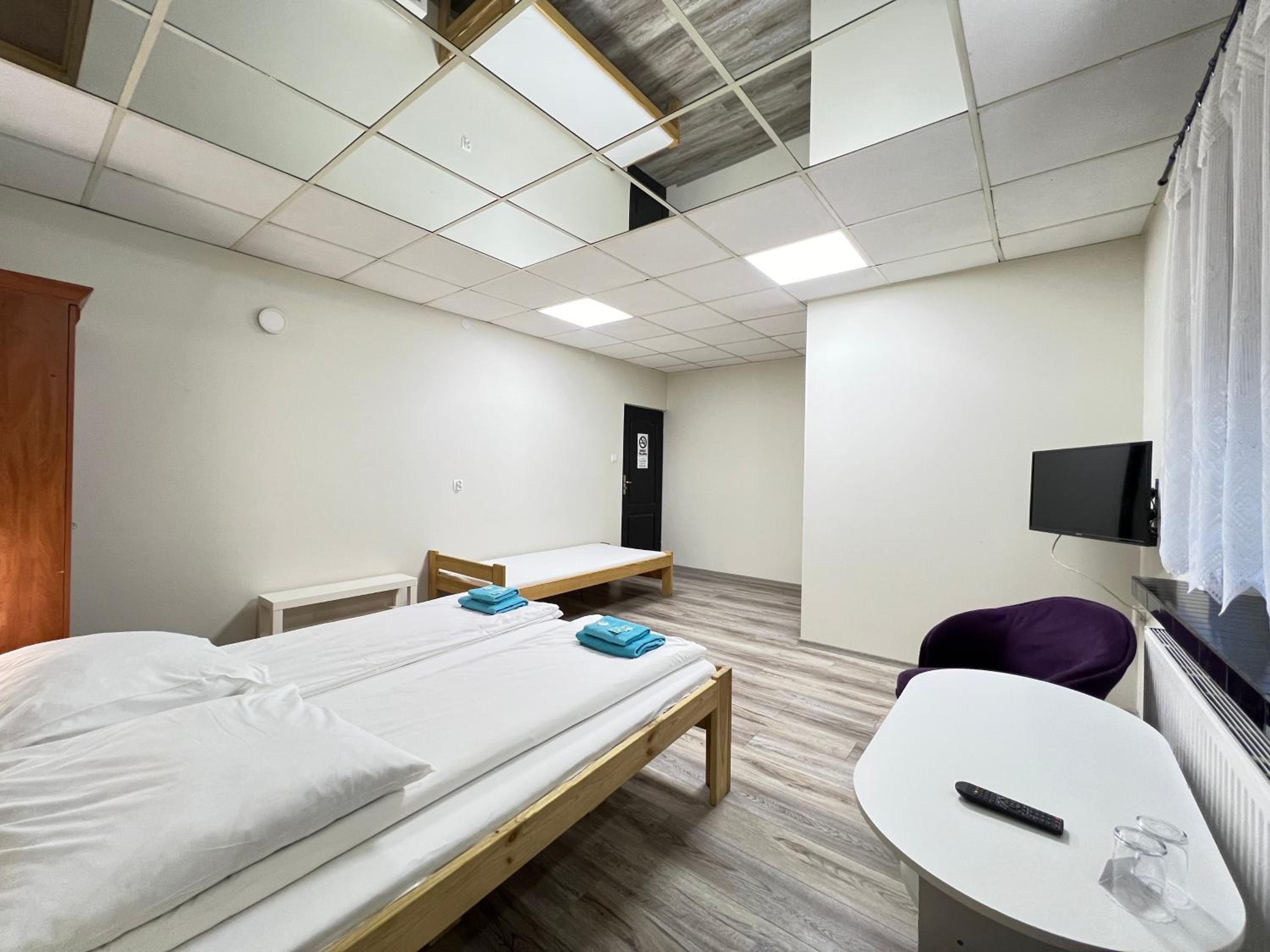 Large Double Room - Photo 3